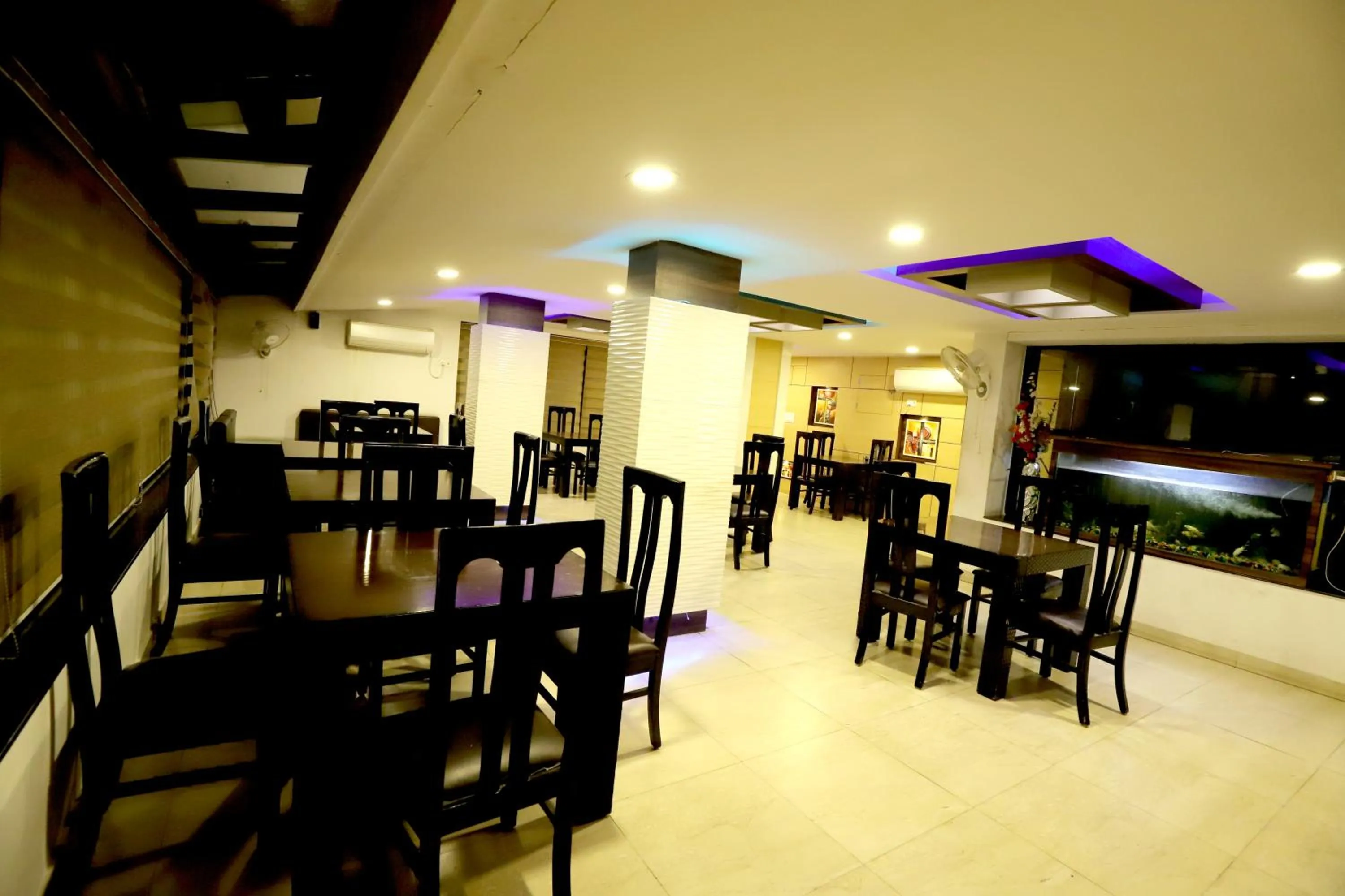 Restaurant/places to eat in Hotel Green View International