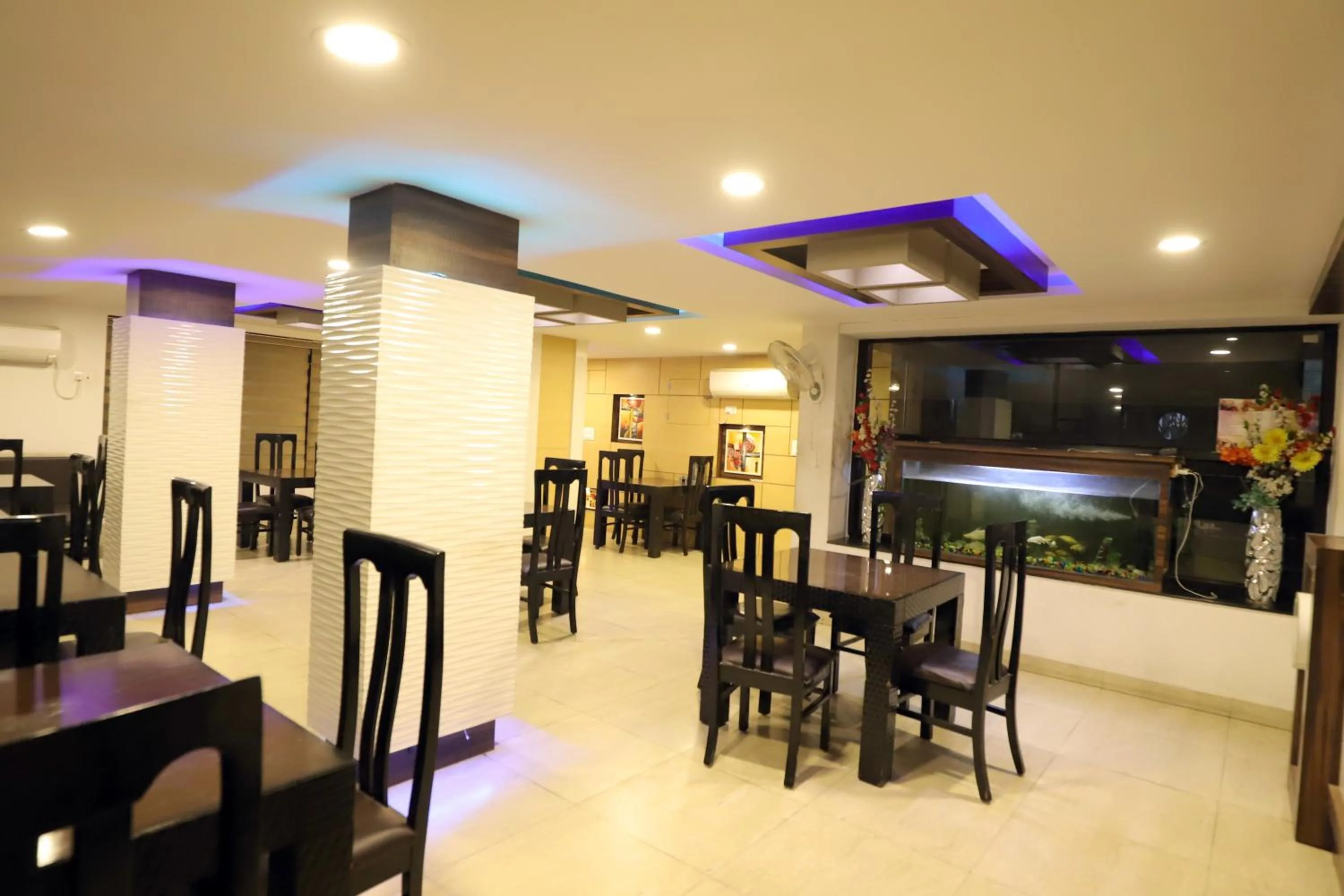 Restaurant/places to eat in Hotel Green View International
