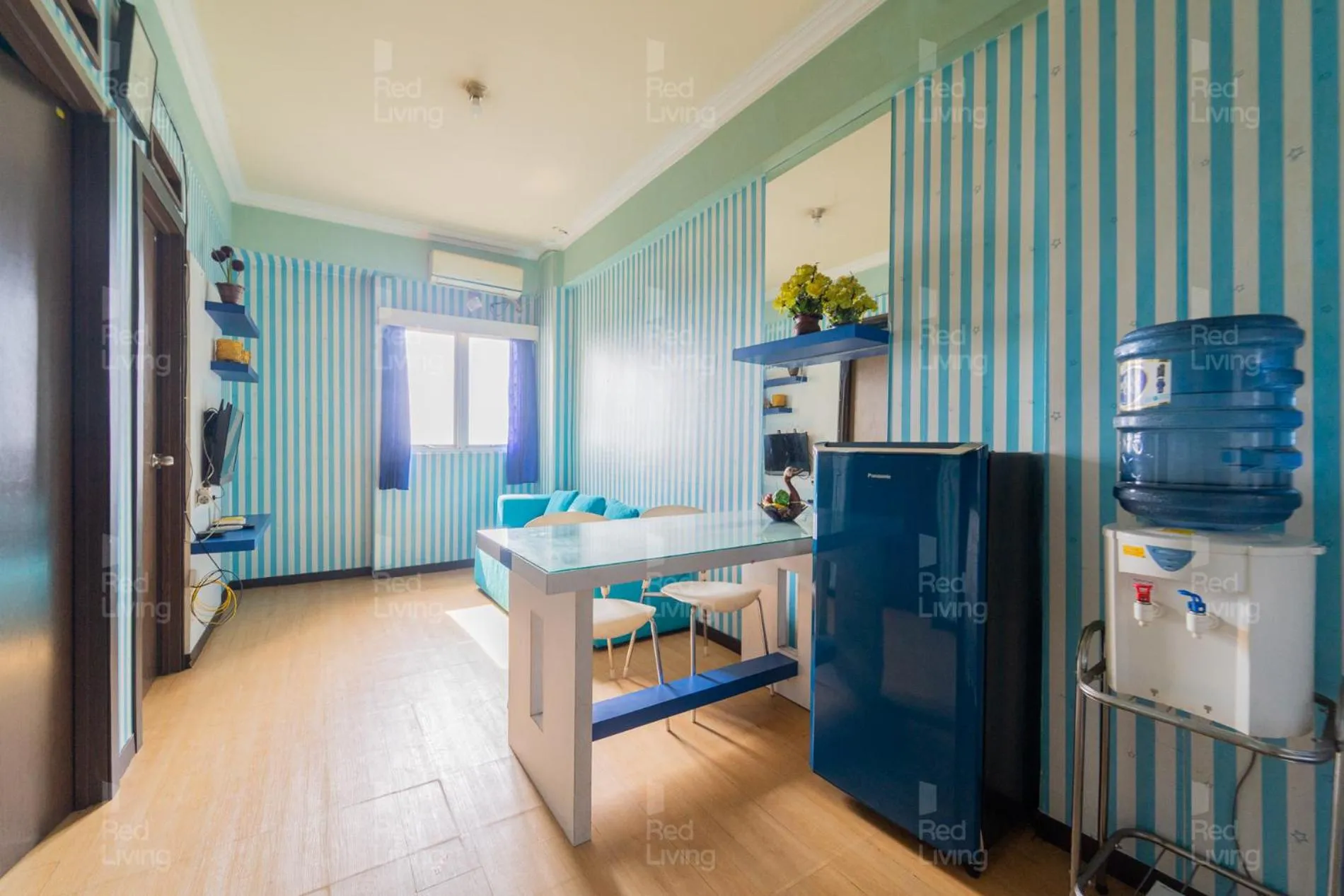 Living room in RedLiving Apartemen The Suites Metro - Prisma