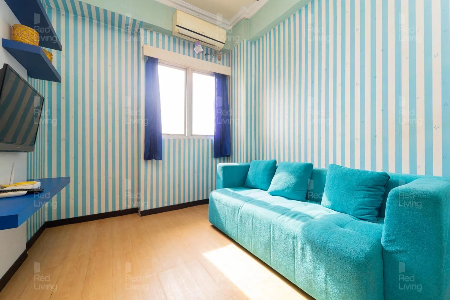 Seating area in RedLiving Apartemen The Suites Metro - Prisma