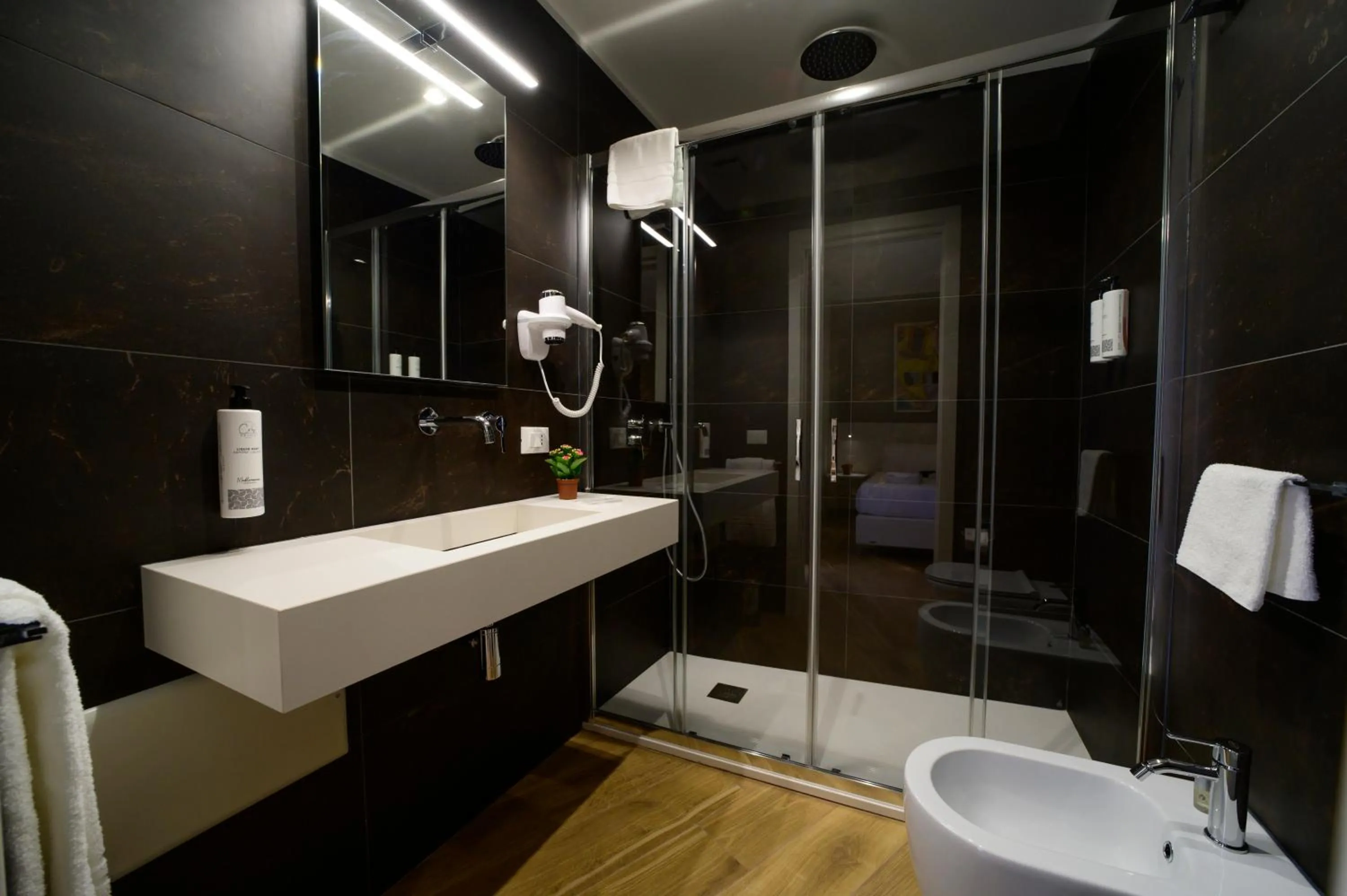 Shower in B&B Maqueda - Room & Suite