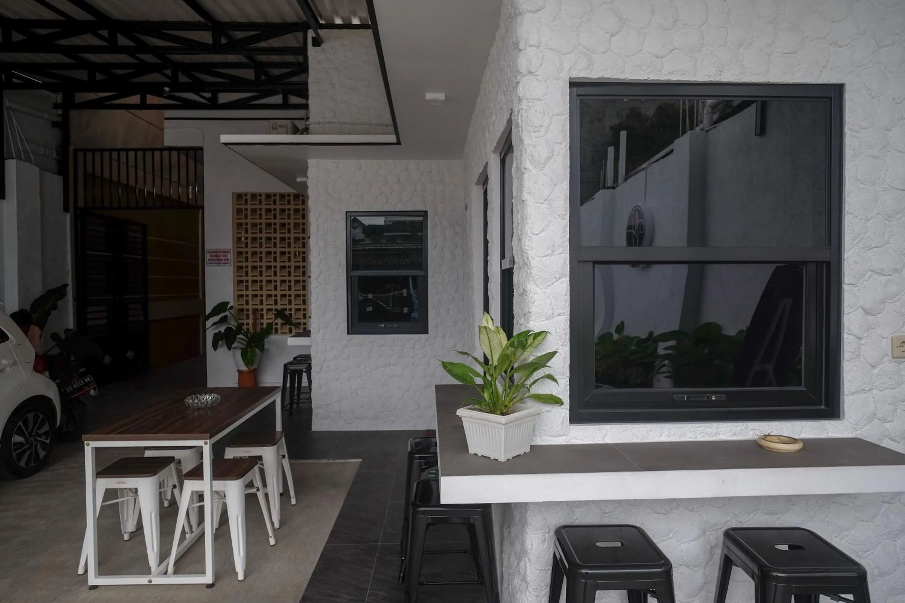 Seating area in RedDoorz Syariah near Perempatan Kartasura