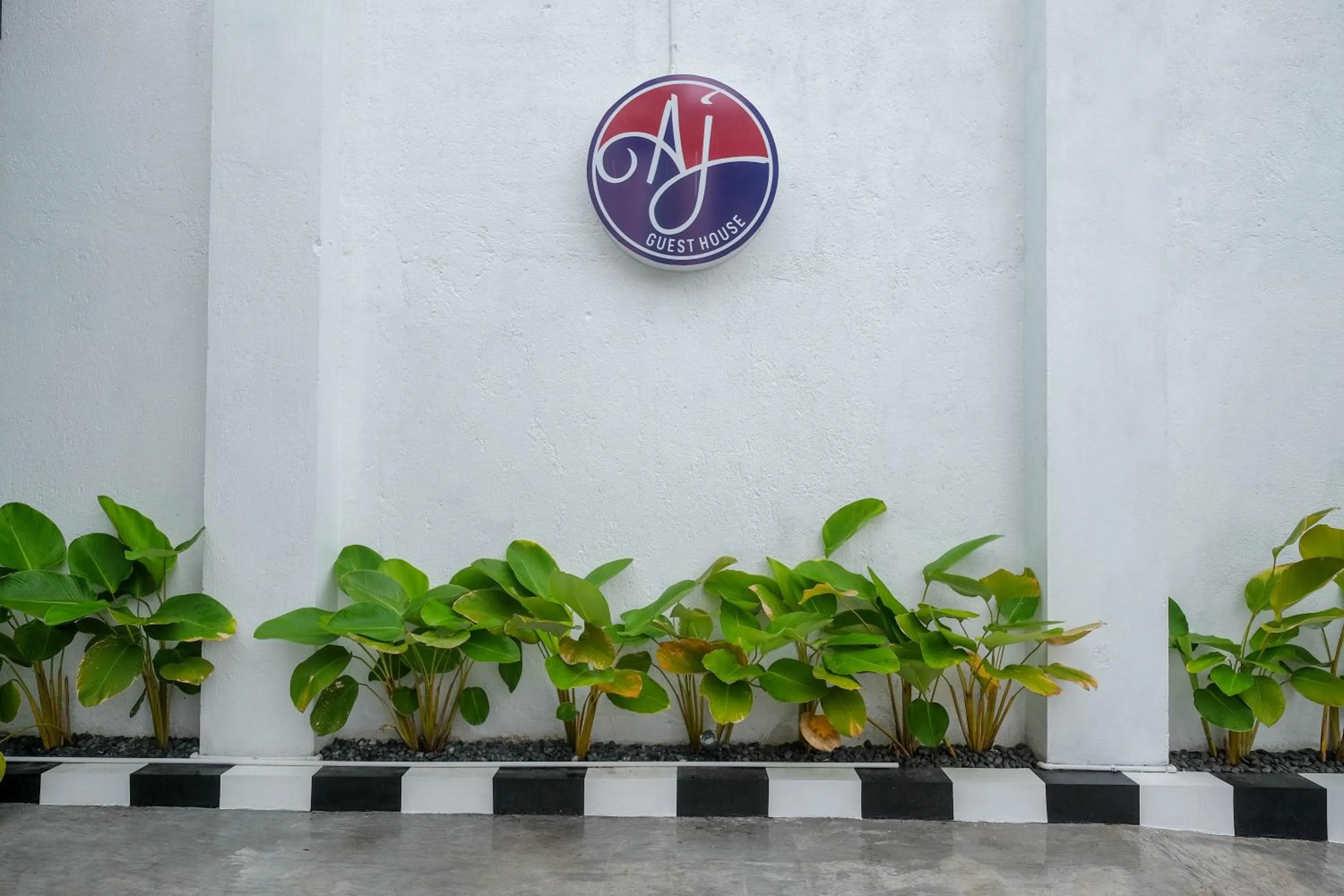 Property logo or sign in RedDoorz Syariah near Perempatan Kartasura