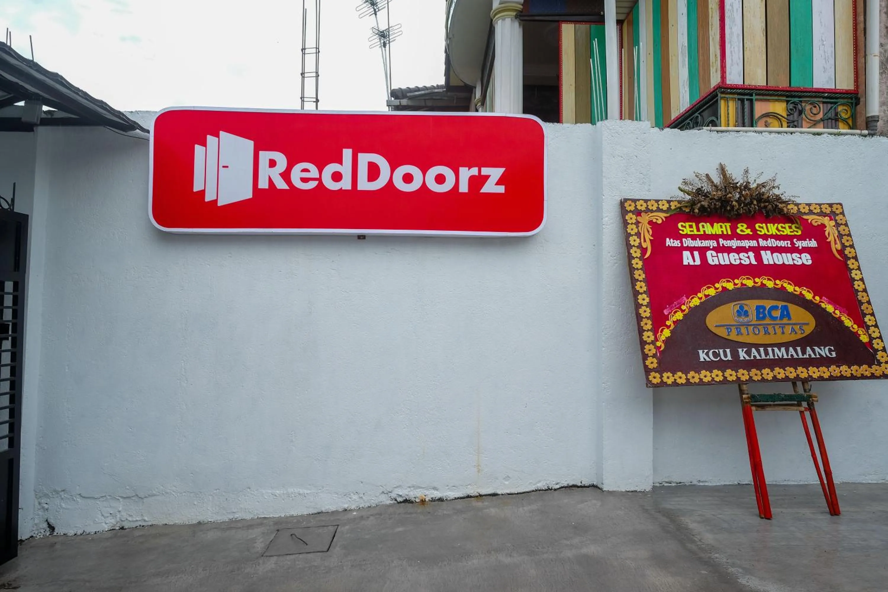 Property logo or sign in RedDoorz Syariah near Perempatan Kartasura