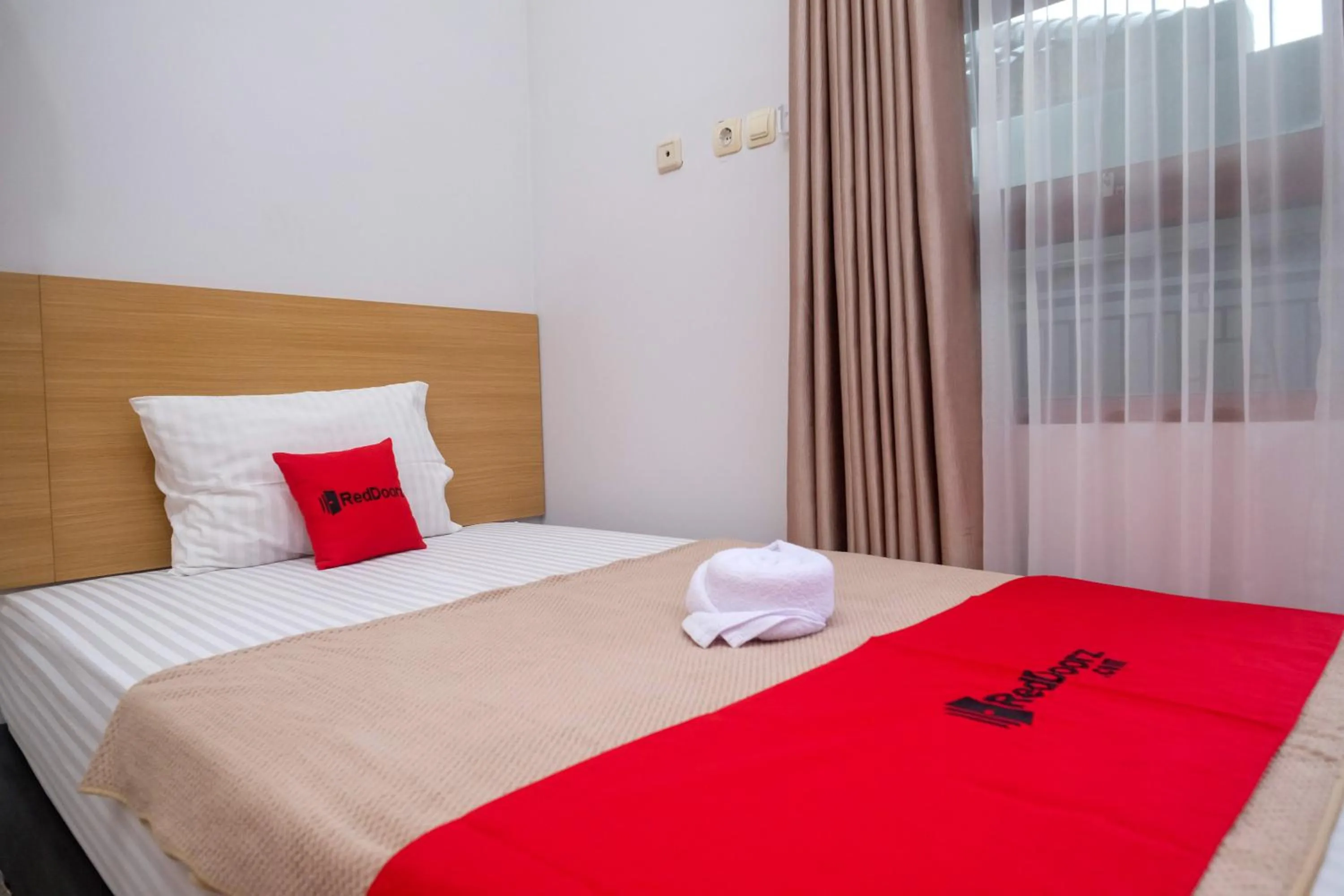 Bedroom, Bed in RedDoorz Syariah near Perempatan Kartasura