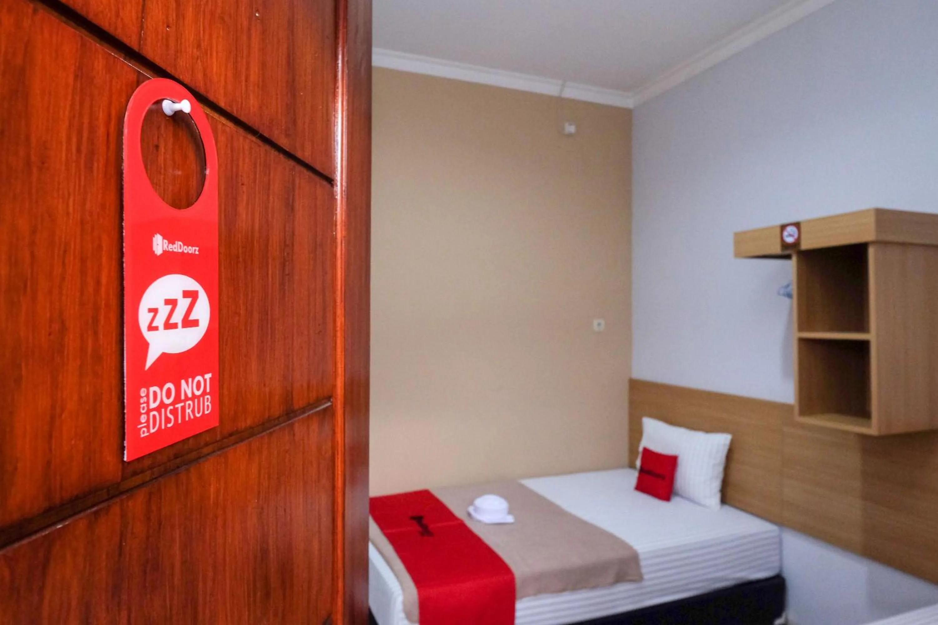 Bedroom, Bed in RedDoorz Syariah near Perempatan Kartasura