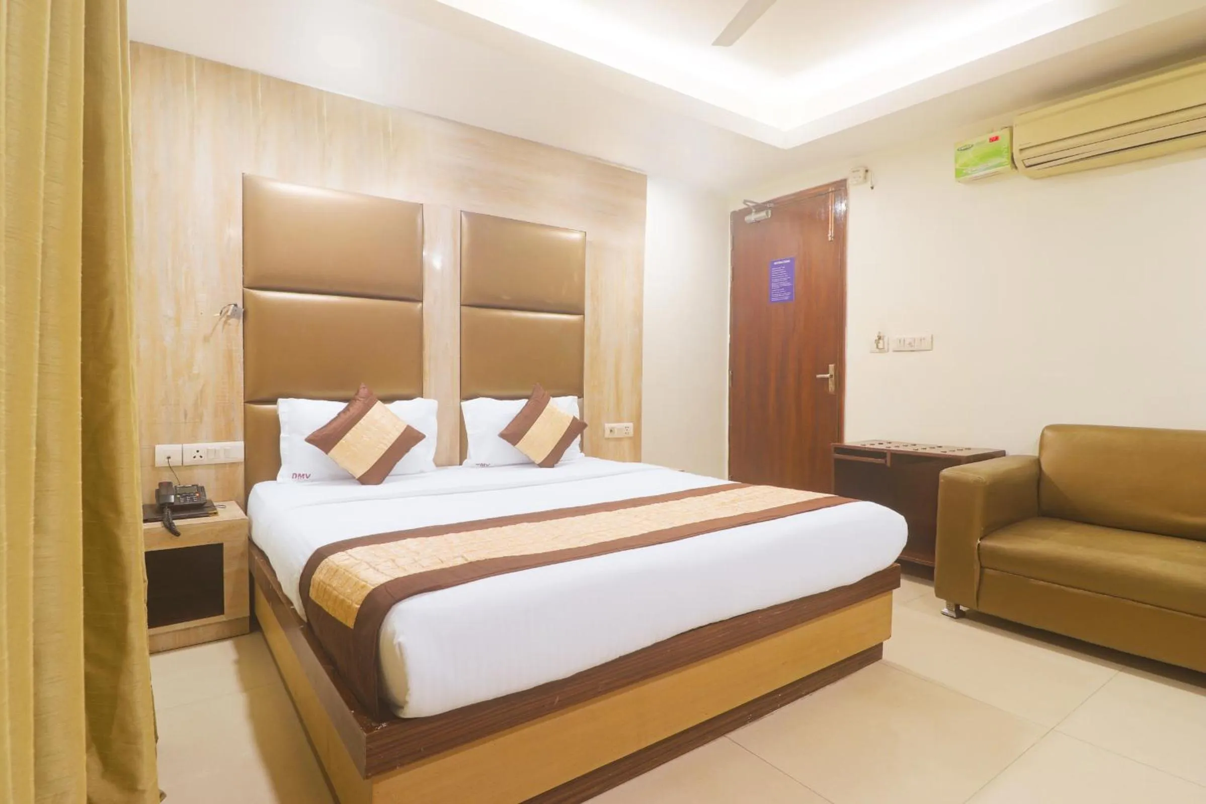 Seating area, Bed in Hotel Sizzling Starr