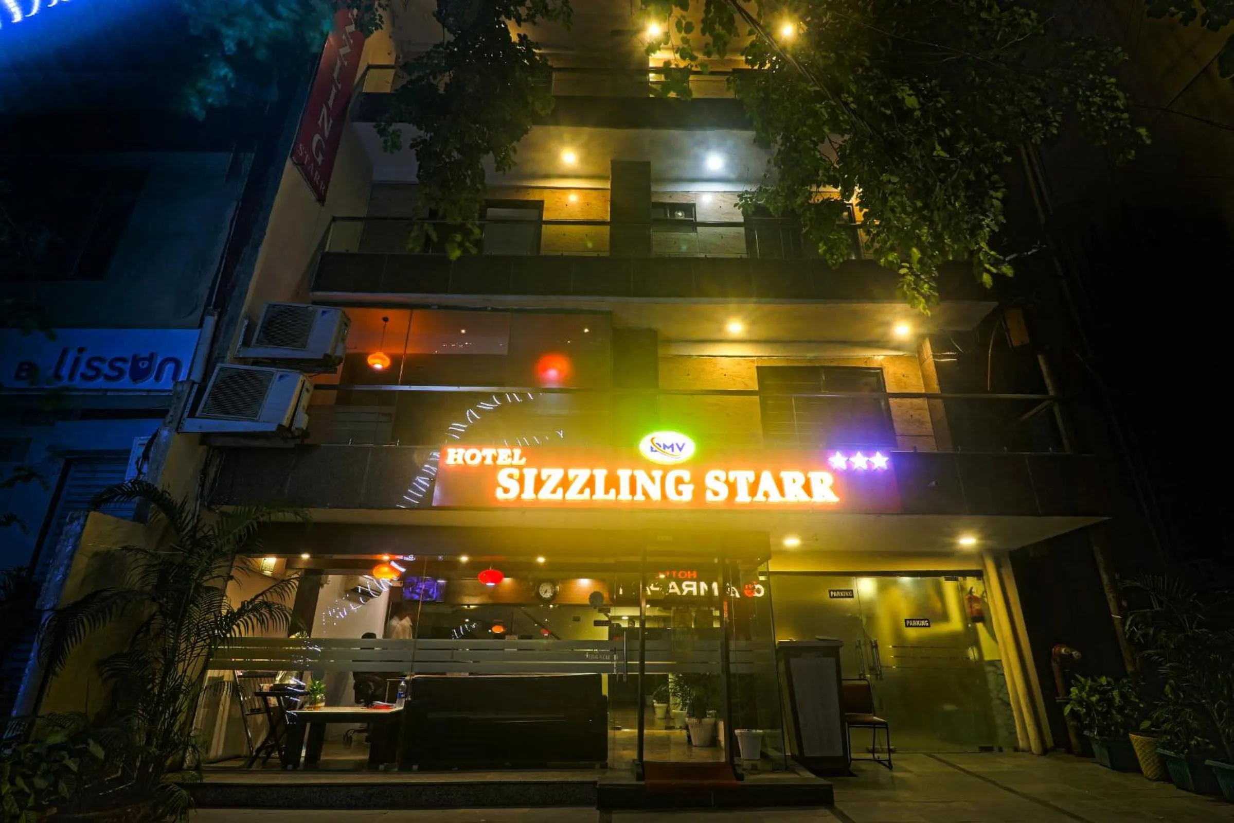 Facade/entrance in Hotel Sizzling Starr