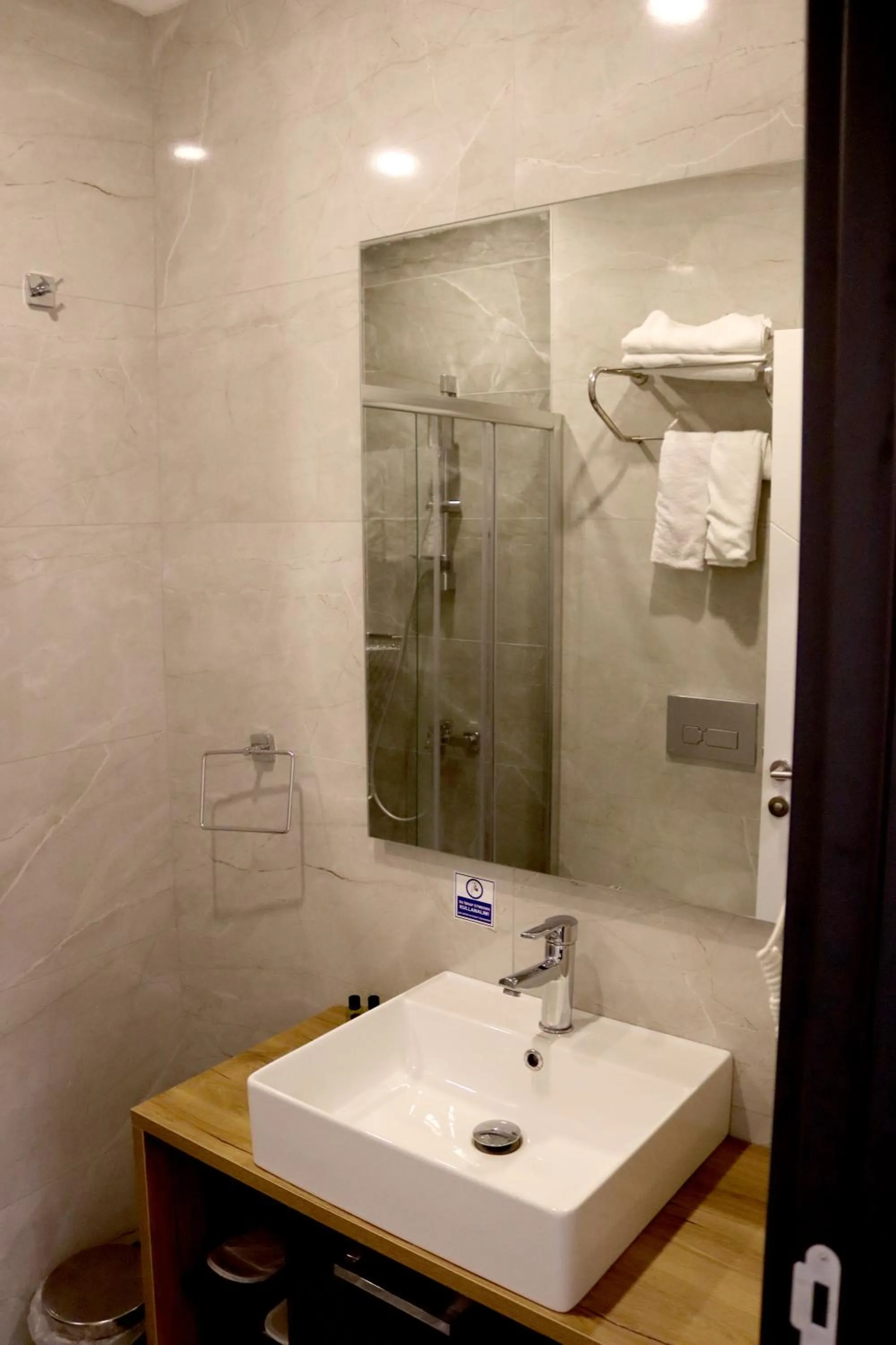 Toilet in HOME PLUS Hotel