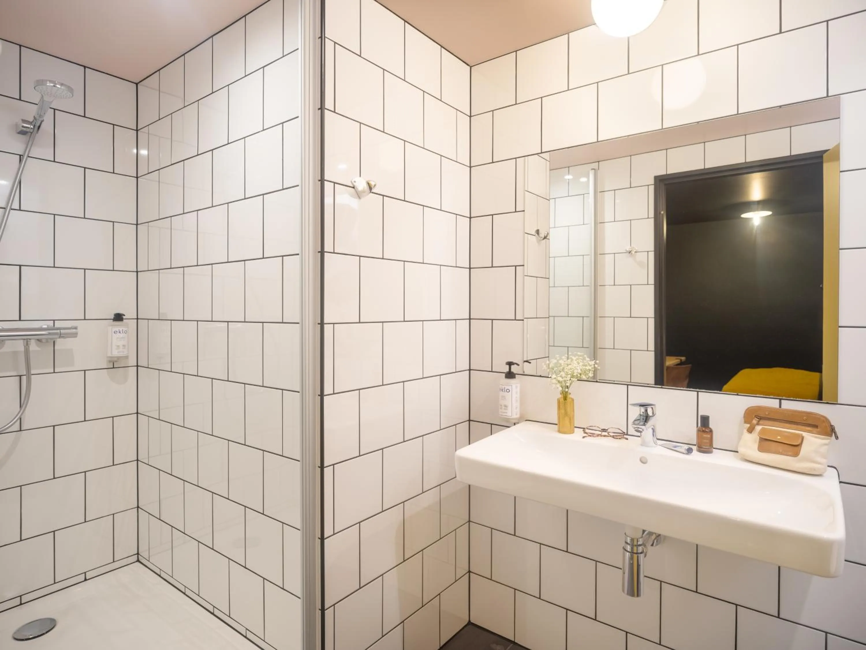 Shower in Eklo Hotels Paris Porte de Versailles