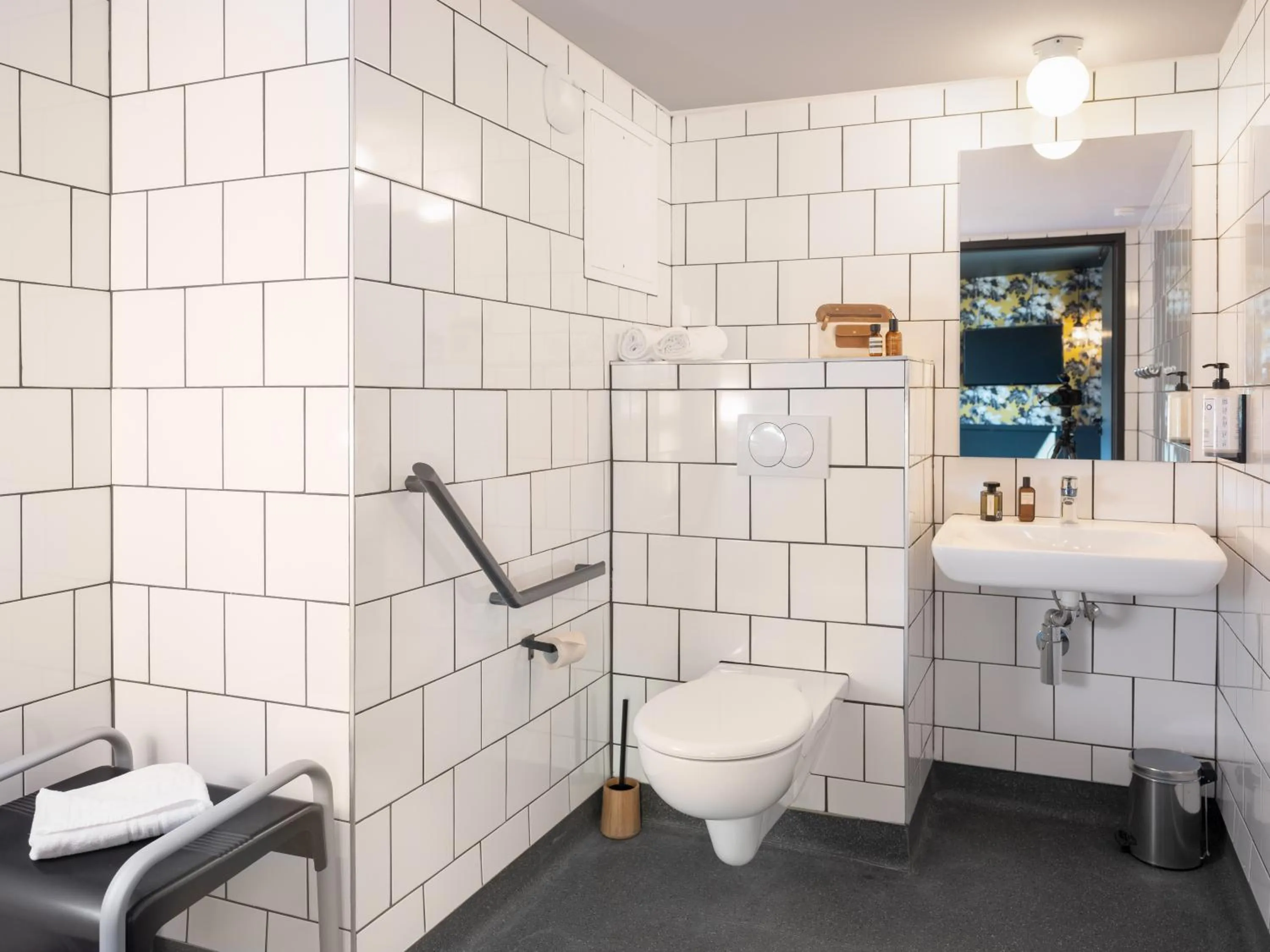 Shower in Eklo Hotels Montpellier Centre Gare Saint-Roch