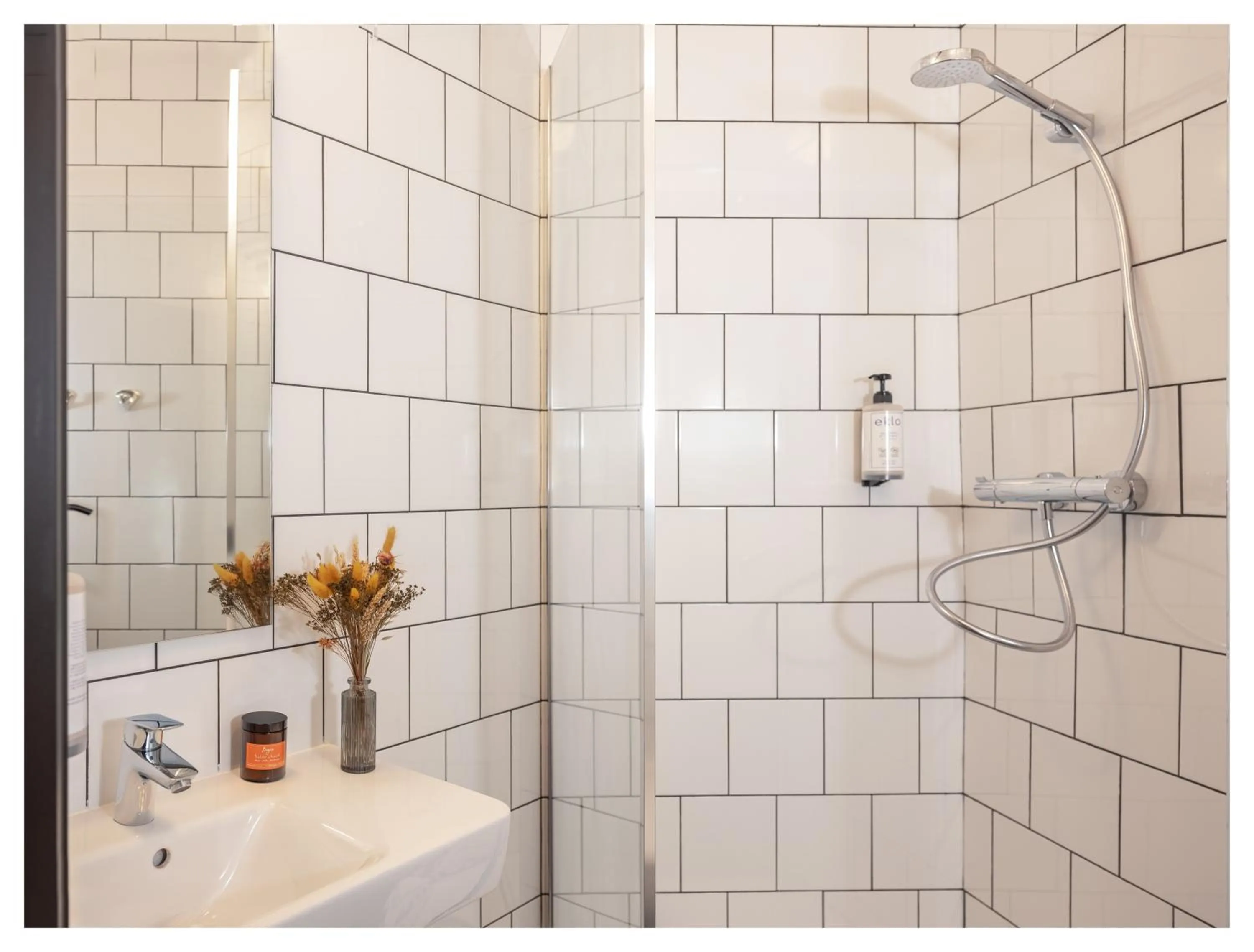 Shower in Eklo Hotels Montpellier Centre Gare Saint-Roch