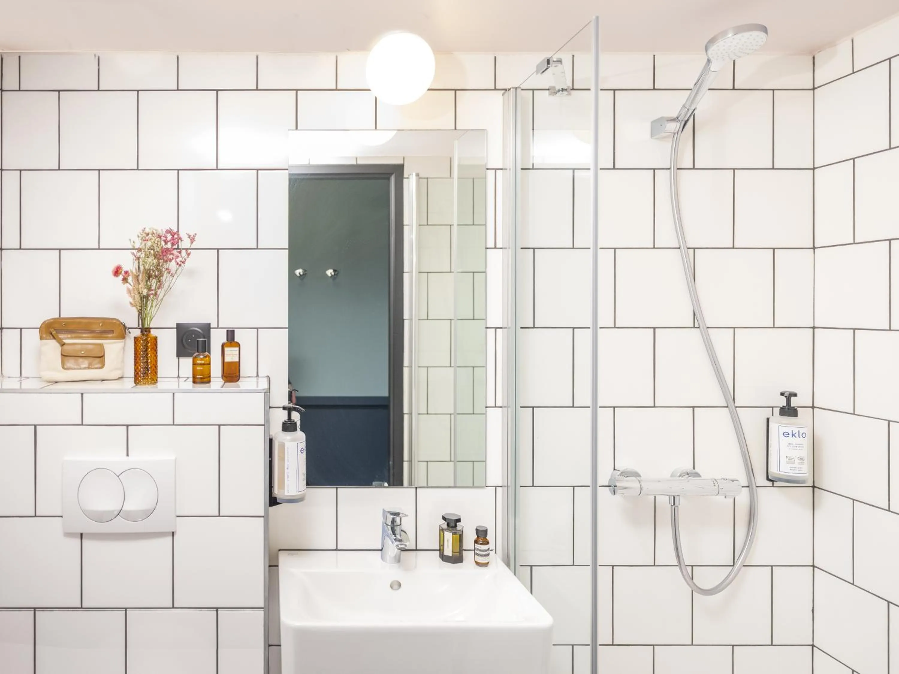 Shower in Eklo Hotels Montpellier Centre Gare Saint-Roch