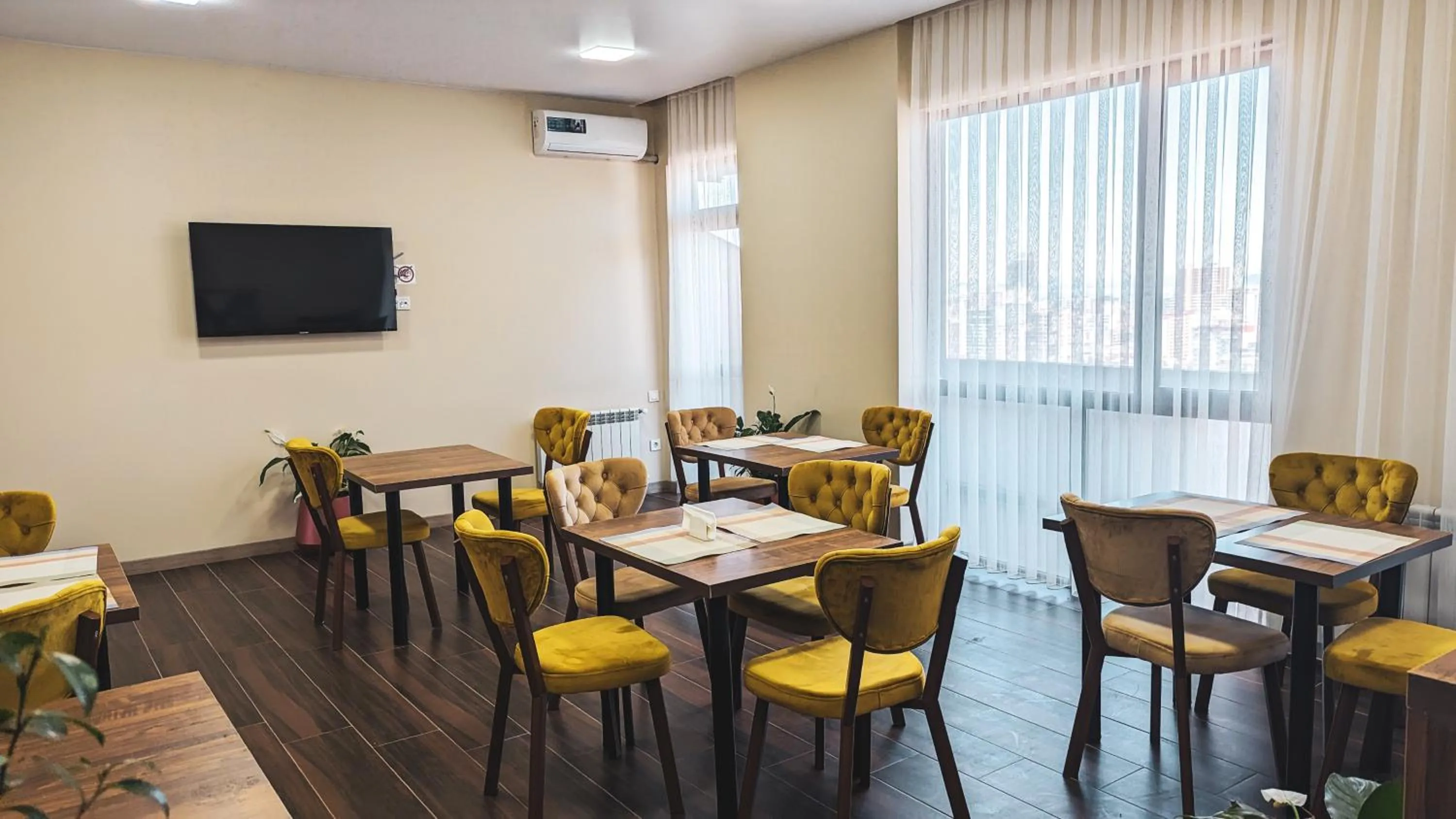 Restaurant/places to eat in GG ApartHotel