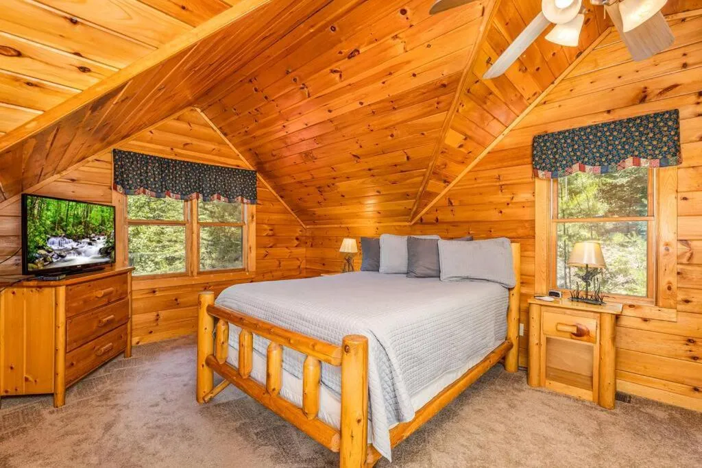 Bed in Dog Friendly Secluded Cabin Whot-tub & Sleeps 12