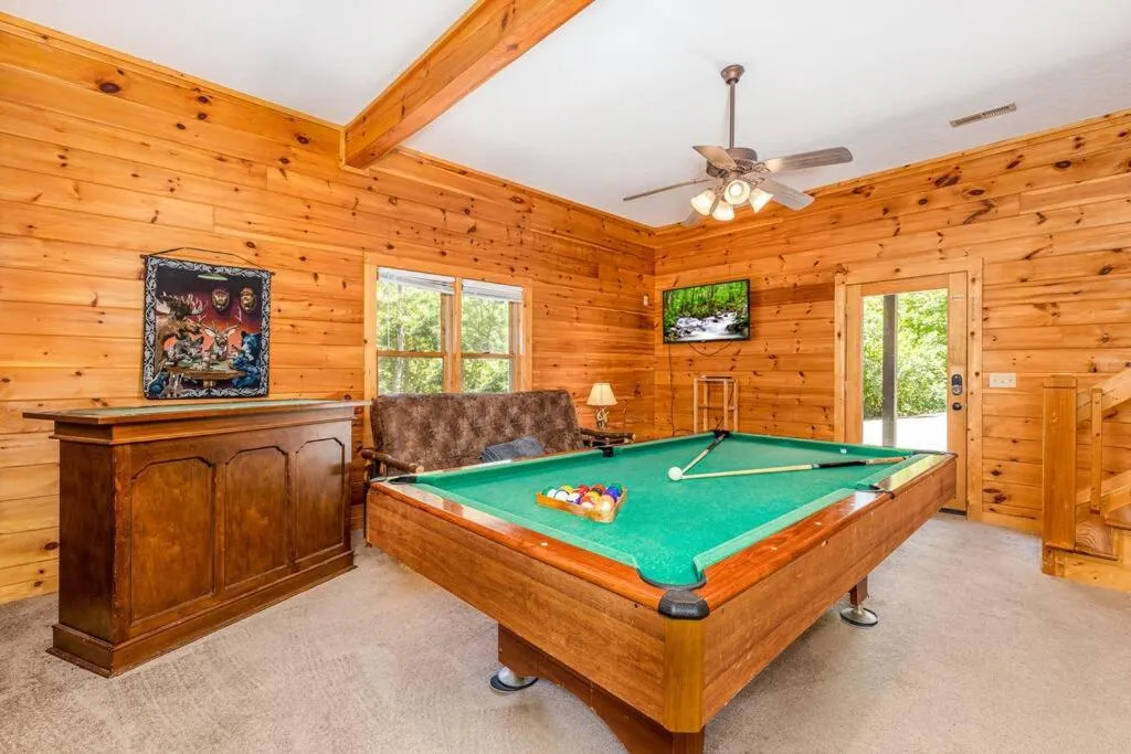 Dog Friendly Secluded Cabin Whot-tub & Sleeps 12