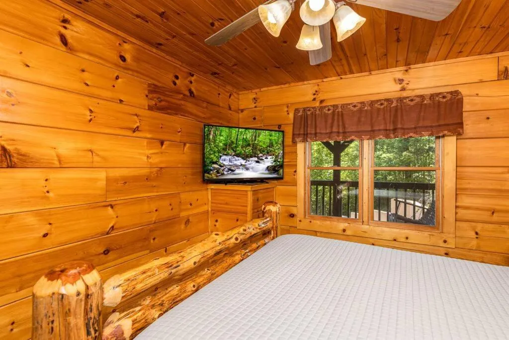 Bed in Dog Friendly Secluded Cabin Whot-tub & Sleeps 12