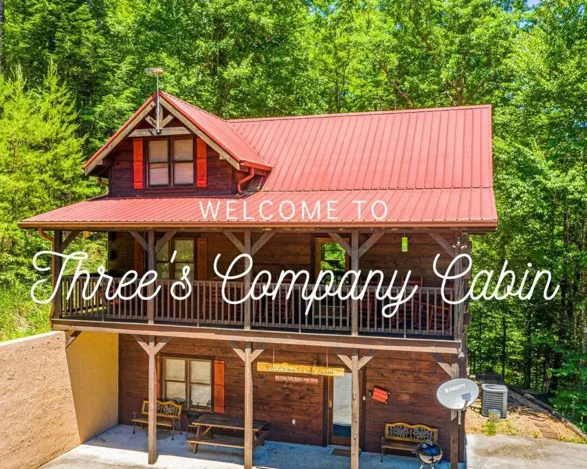 Dog Friendly Secluded Cabin Whot-tub & Sleeps 12 Dog Friendly Secluded Cabin Whot-tub & Sleeps 12