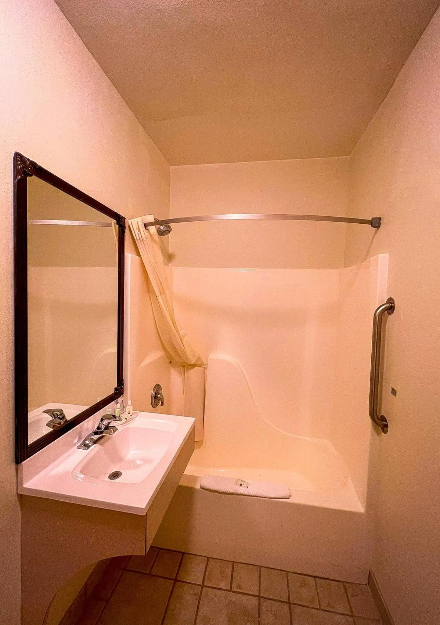 Bath in Helena Inn - Airport