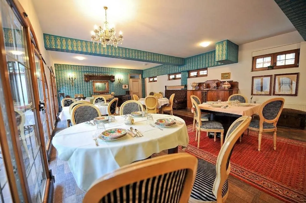 Restaurant/places to eat in MICHELE Hotel