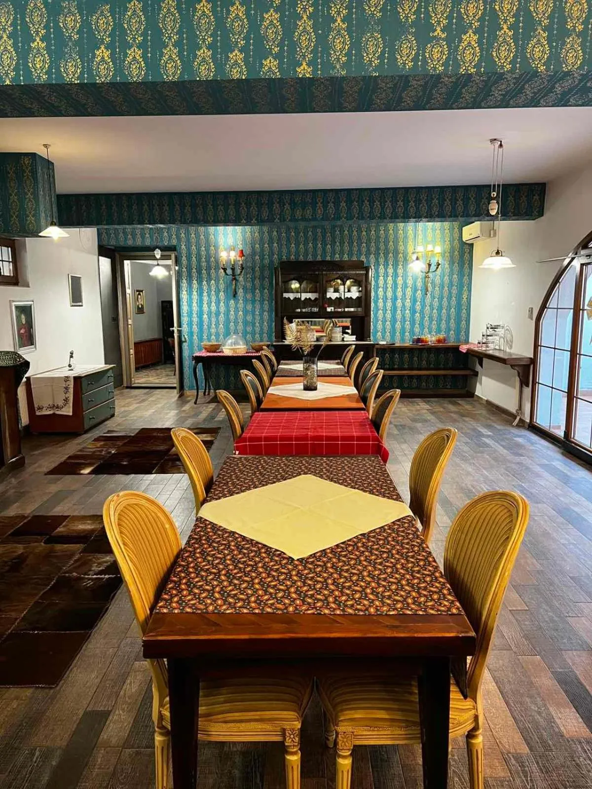 Restaurant/places to eat in MICHELE Hotel