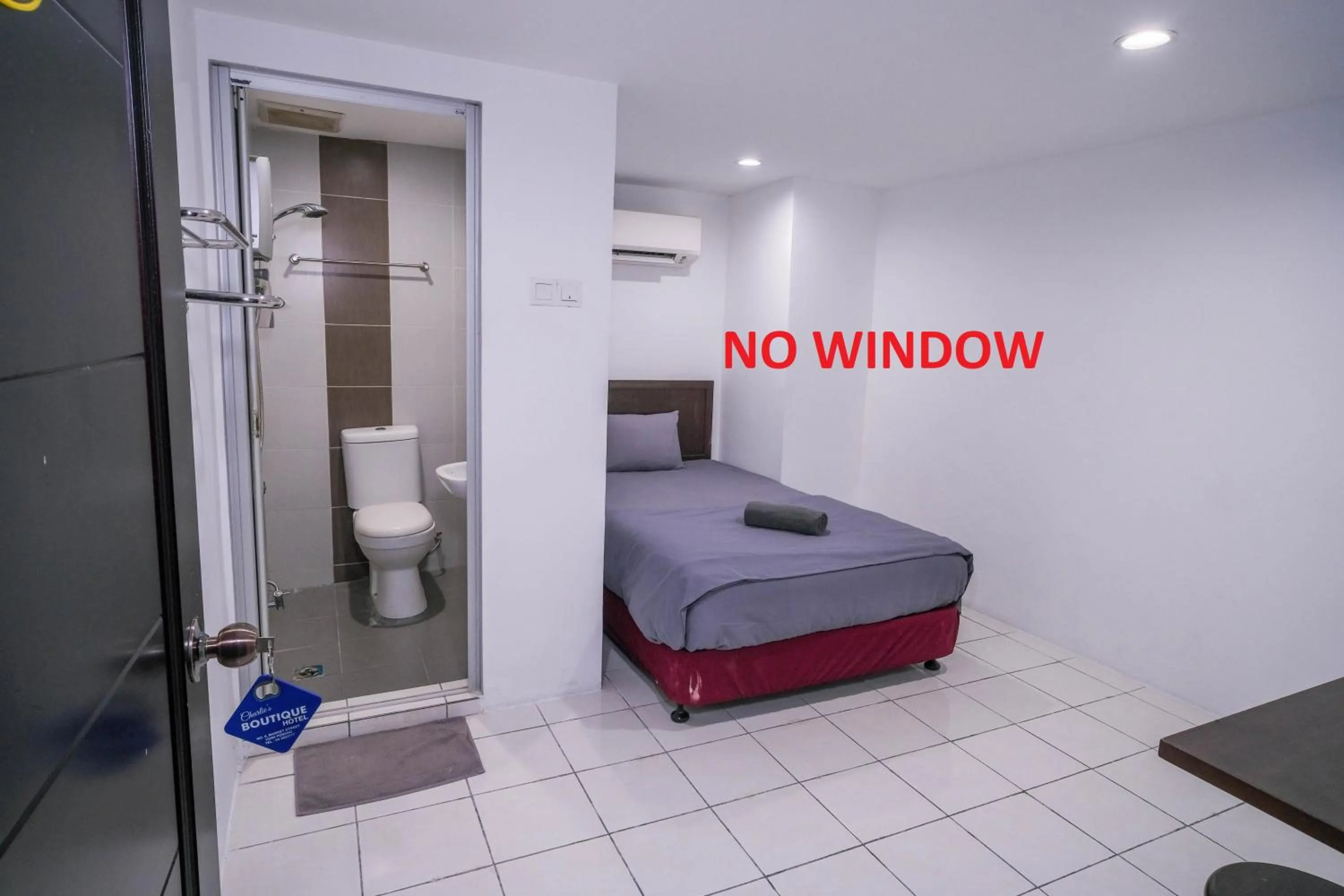 Toilet, Bed in Heritage Inn