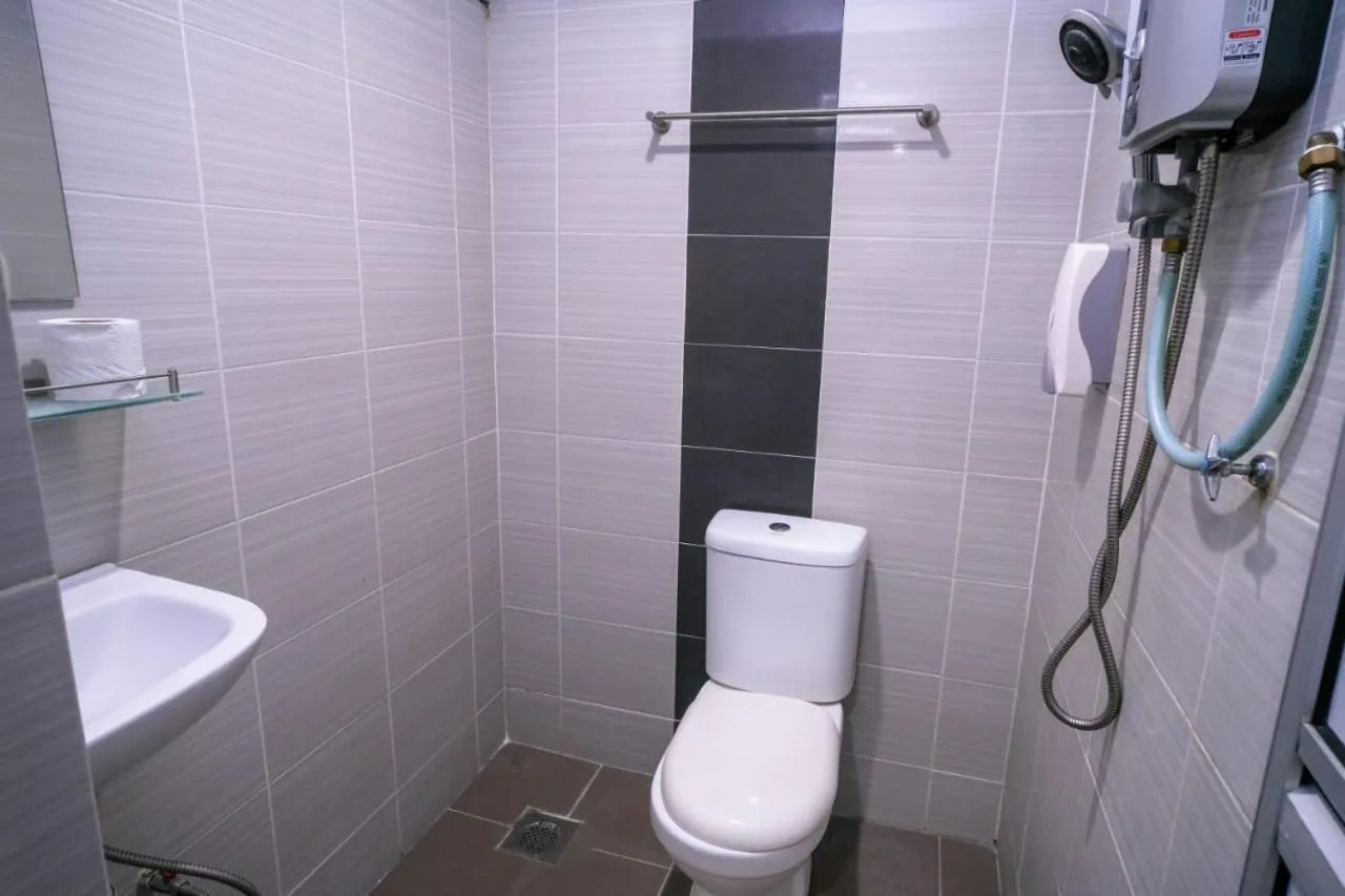 Shower in Heritage Inn