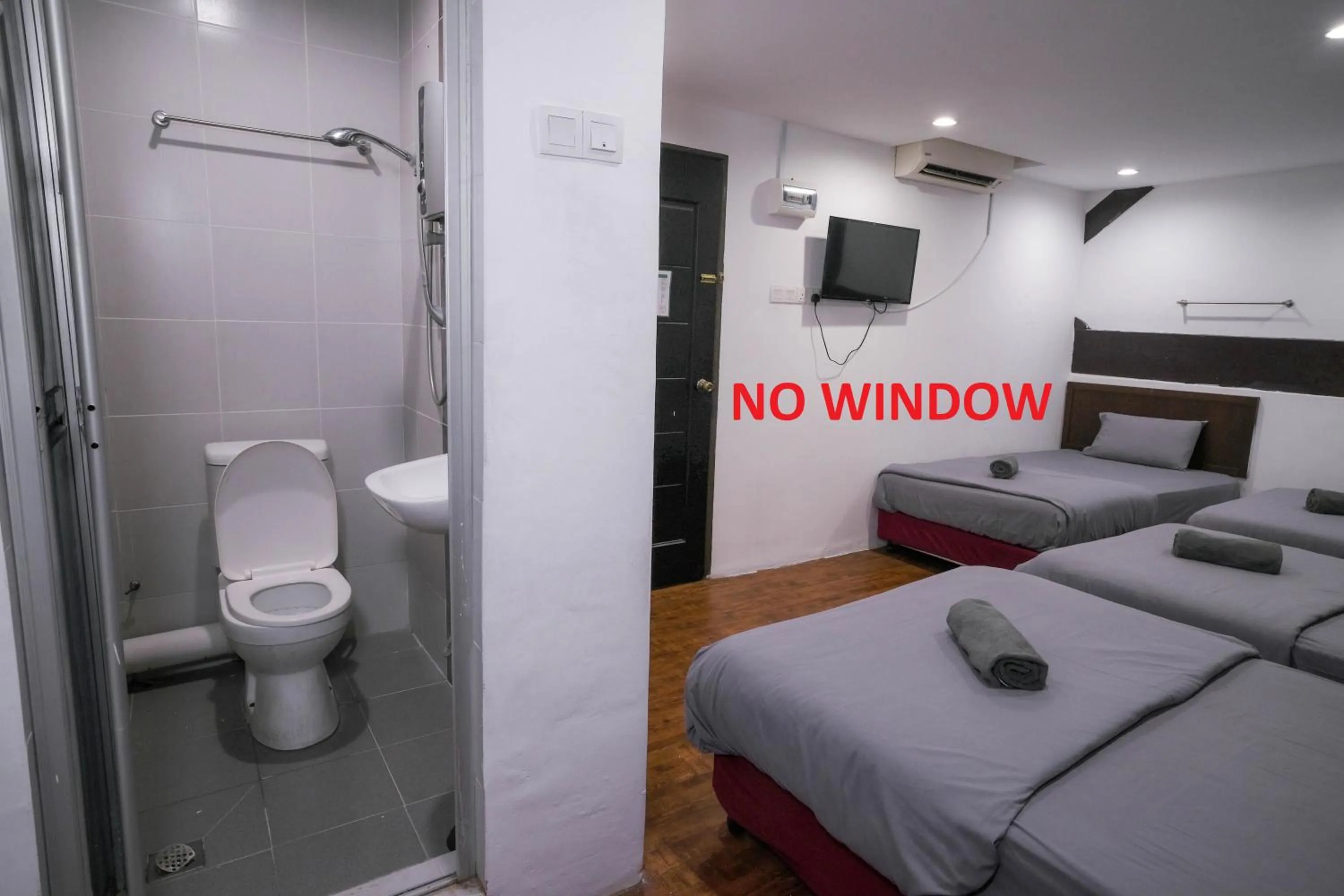 Shower, Bed in Heritage Inn