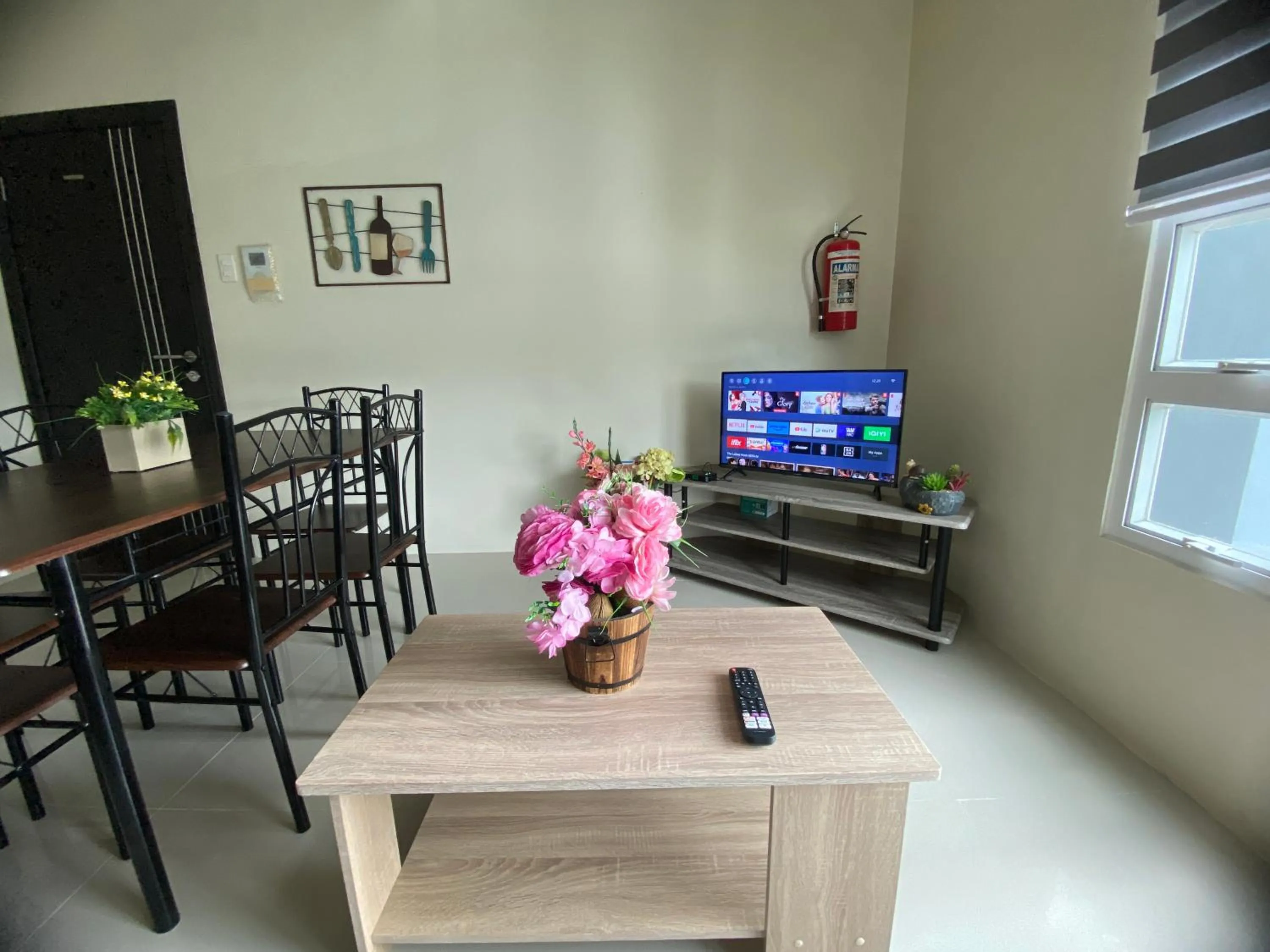 Living room in Cebu One Pavillion Place by P&J