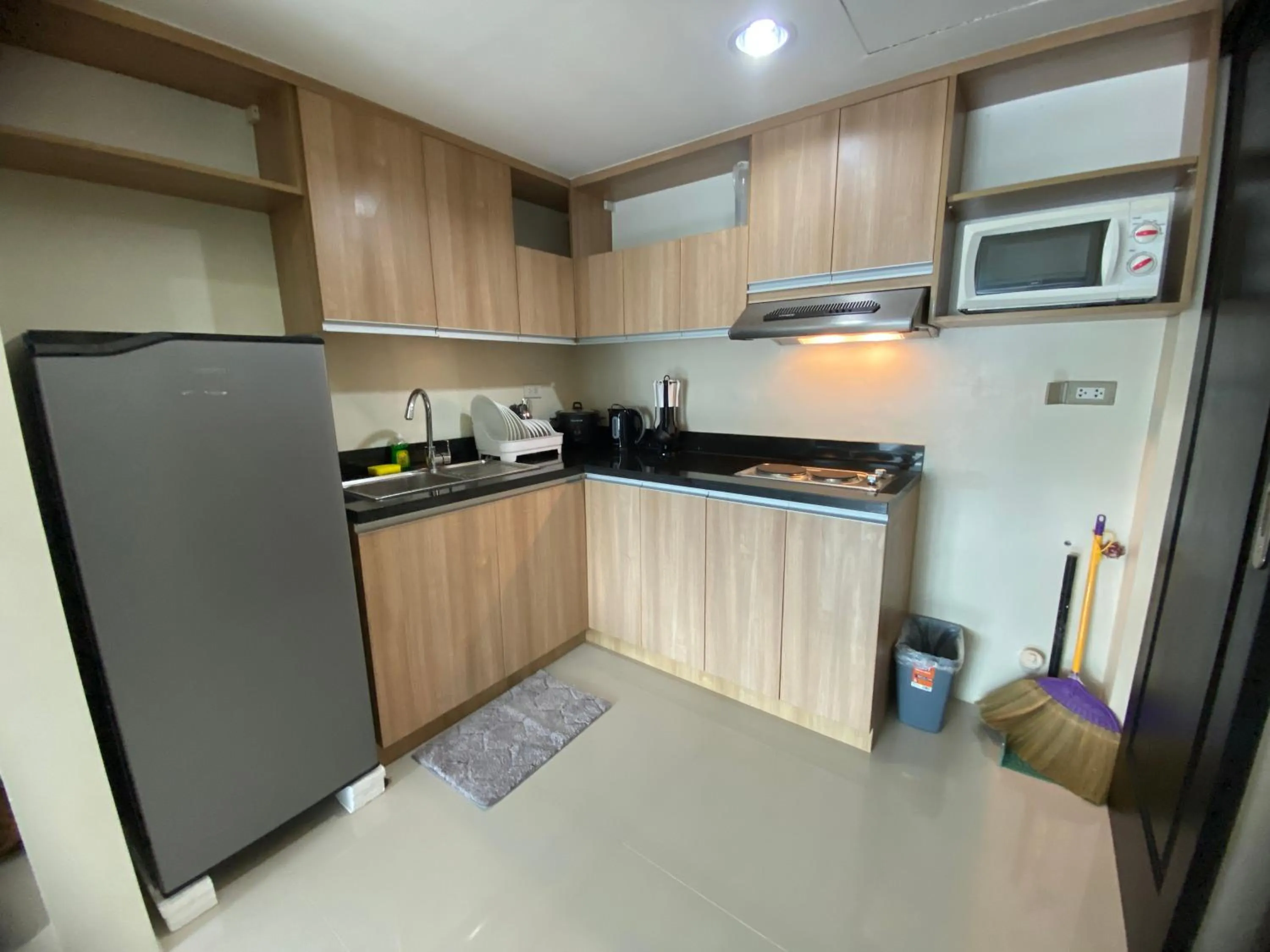 Kitchen or kitchenette in Cebu One Pavillion Place by P&J