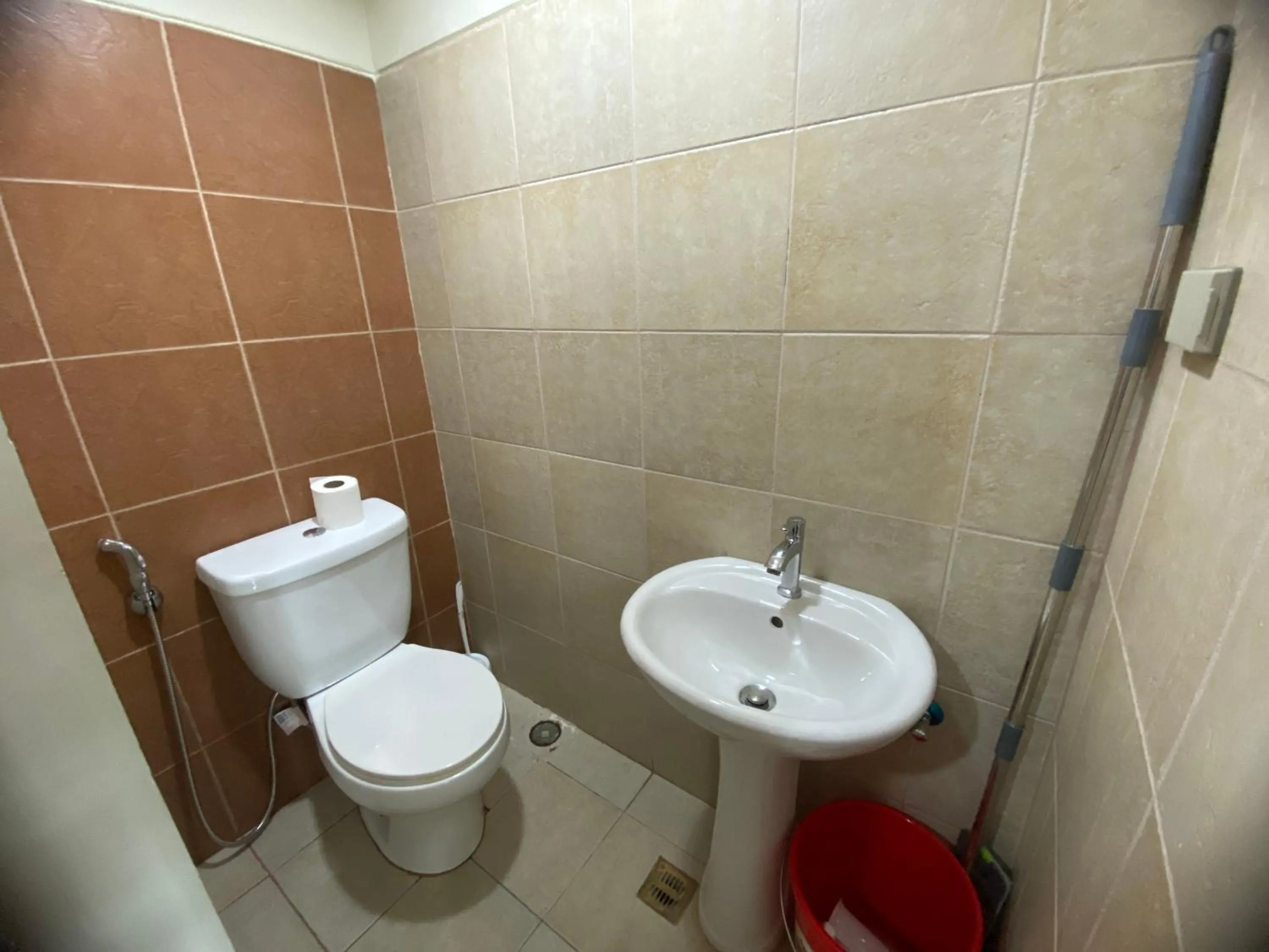 Toilet in Cebu One Pavillion Place by P&J