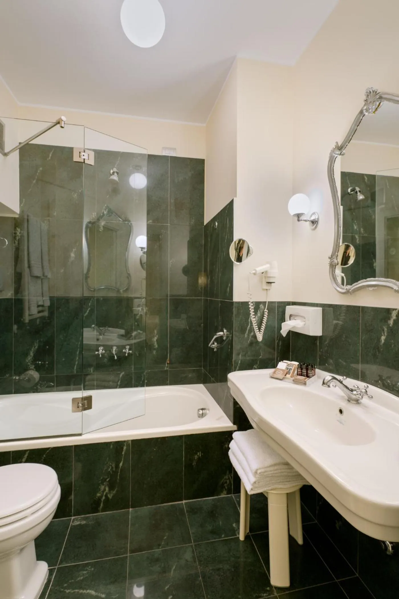 Bathroom in Hotel Titano