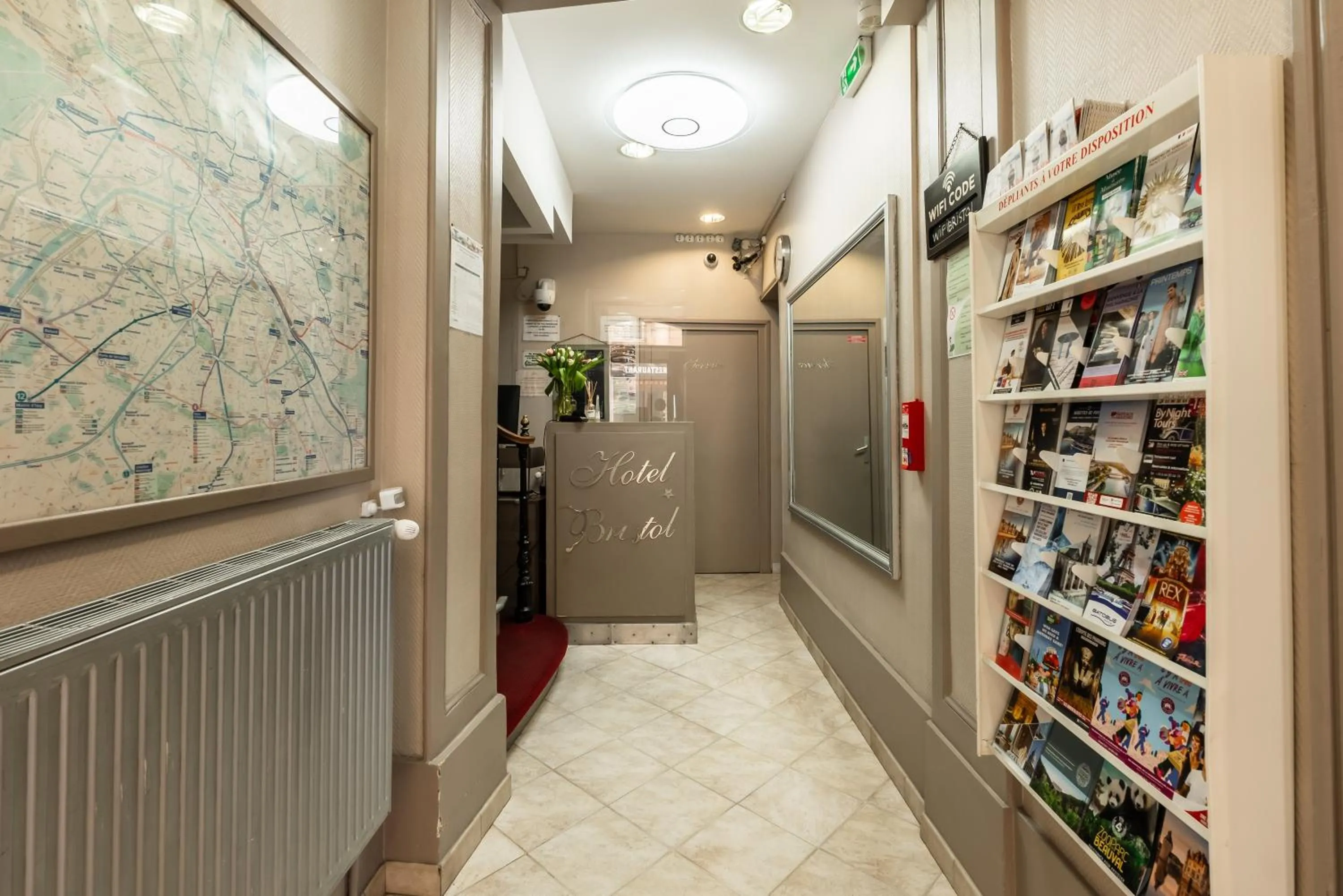 Lobby or reception in Hotel Bristol Nord Paris