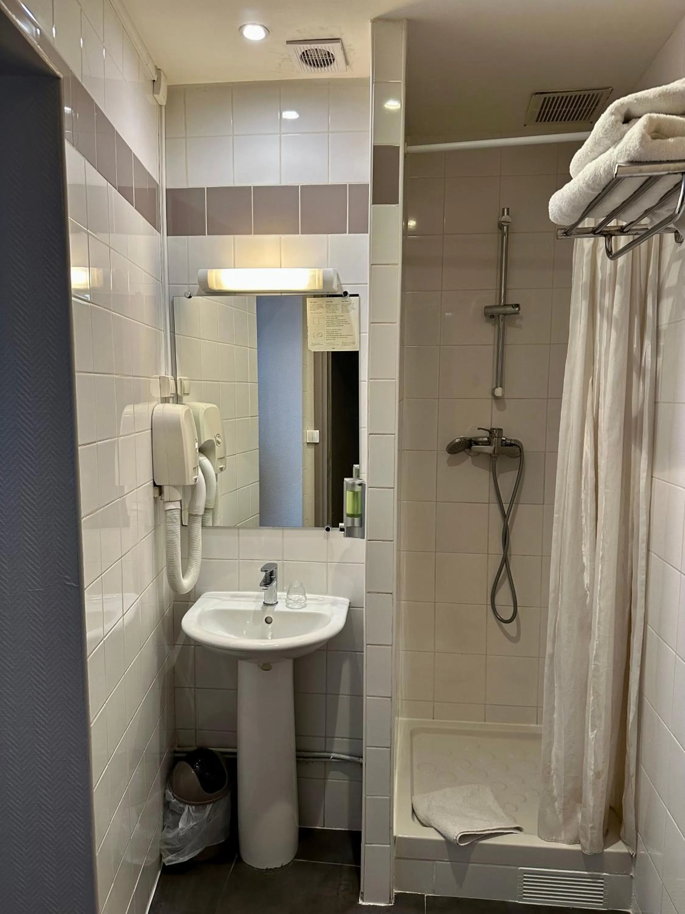 Shower in Hotel Bristol Nord Paris
