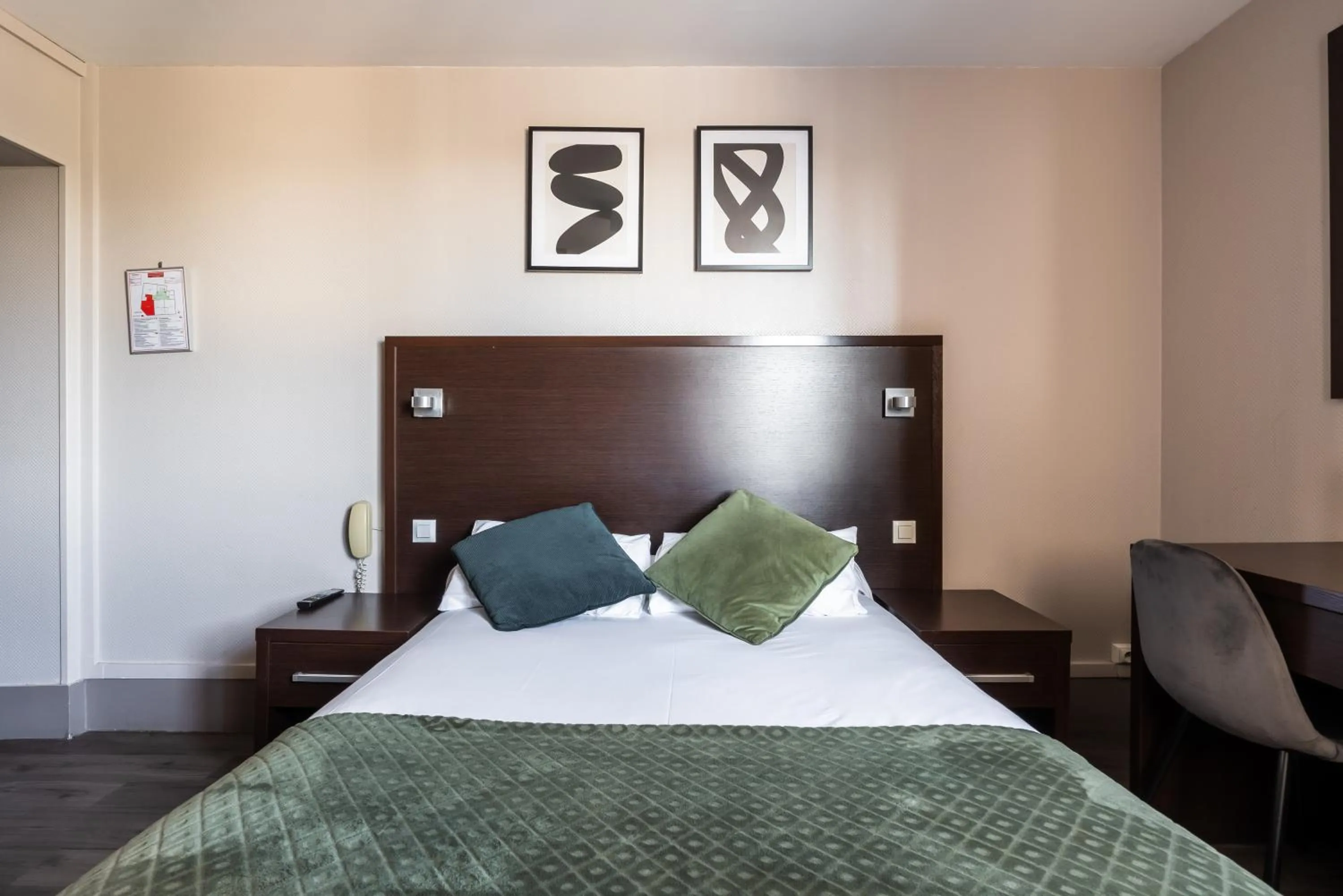 Bedroom, Bed in Hotel Bristol Nord Paris