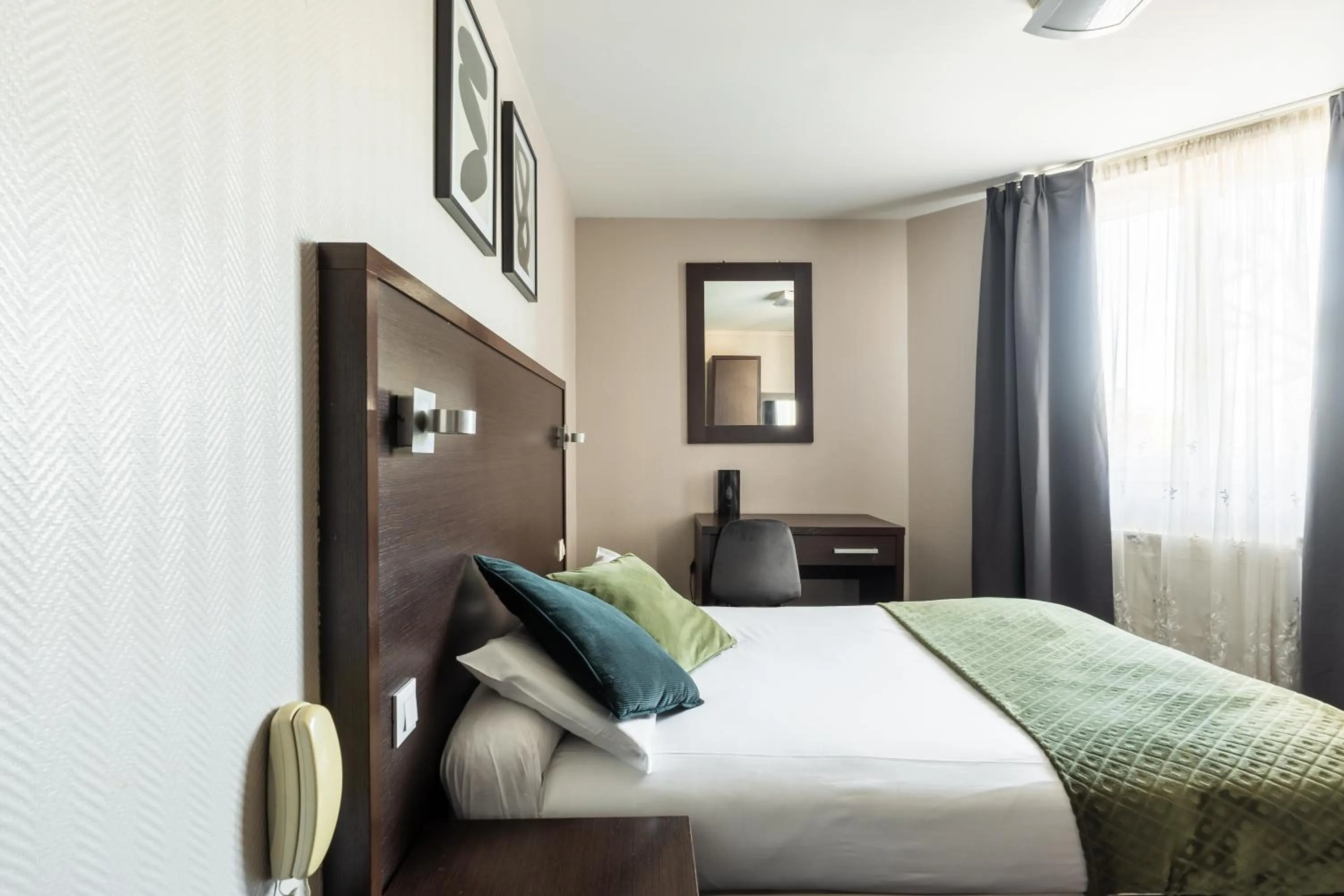 Bed in Hotel Bristol Nord Paris