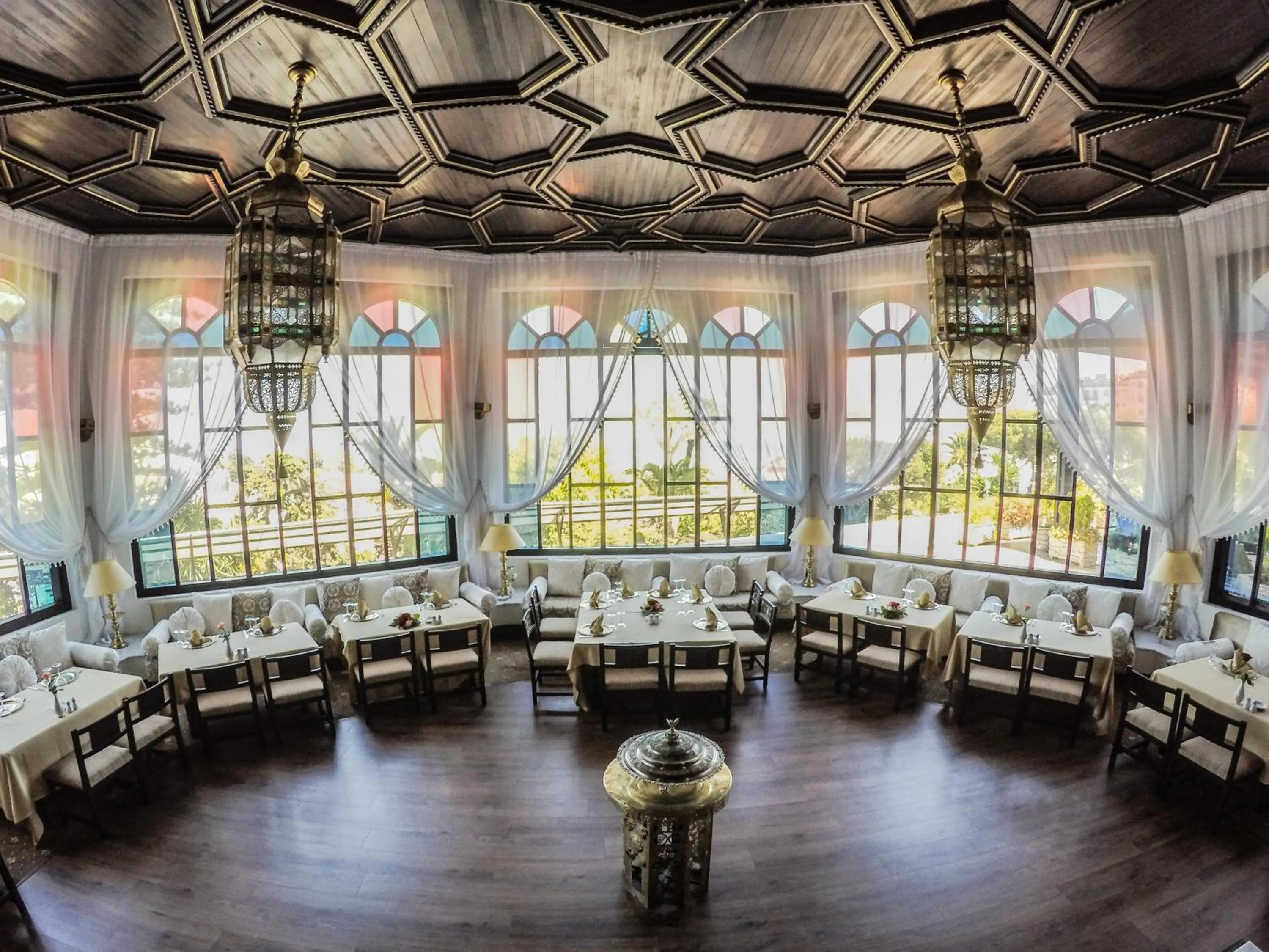 Restaurant/places to eat in El Minzah Hotel