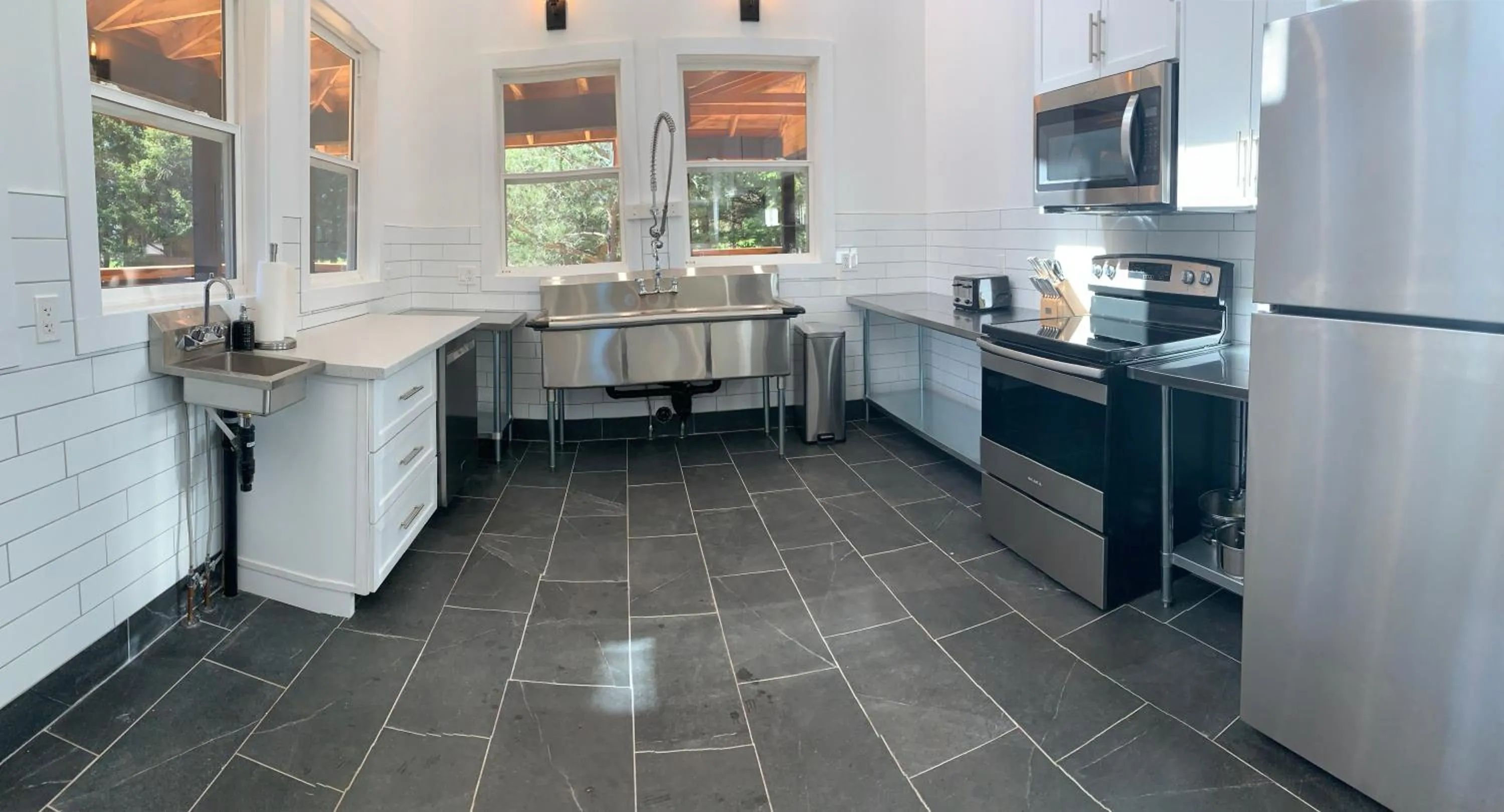 Kitchen or kitchenette in Wild Pines Cabins