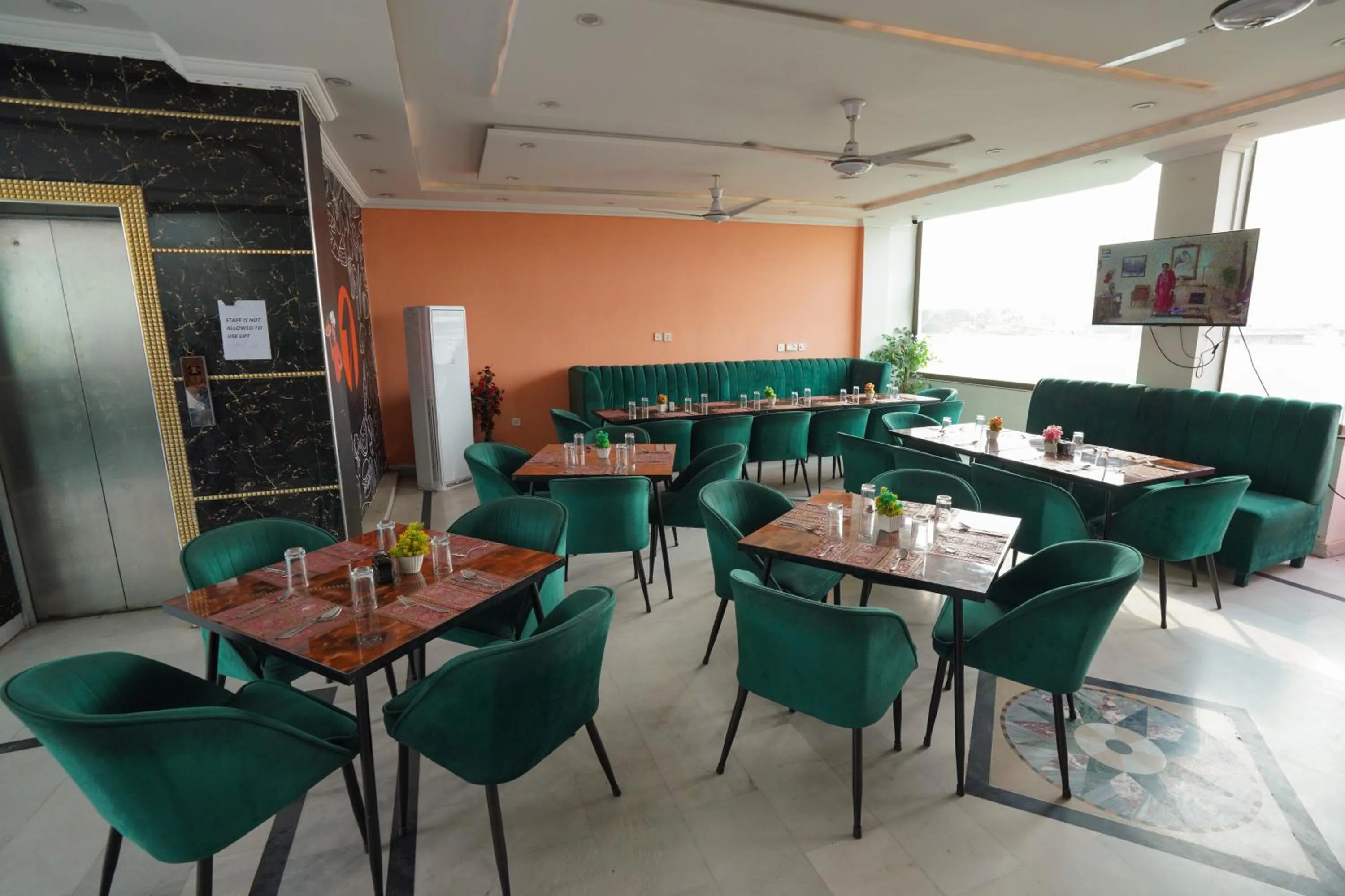 Restaurant/places to eat in Hotel Orange One