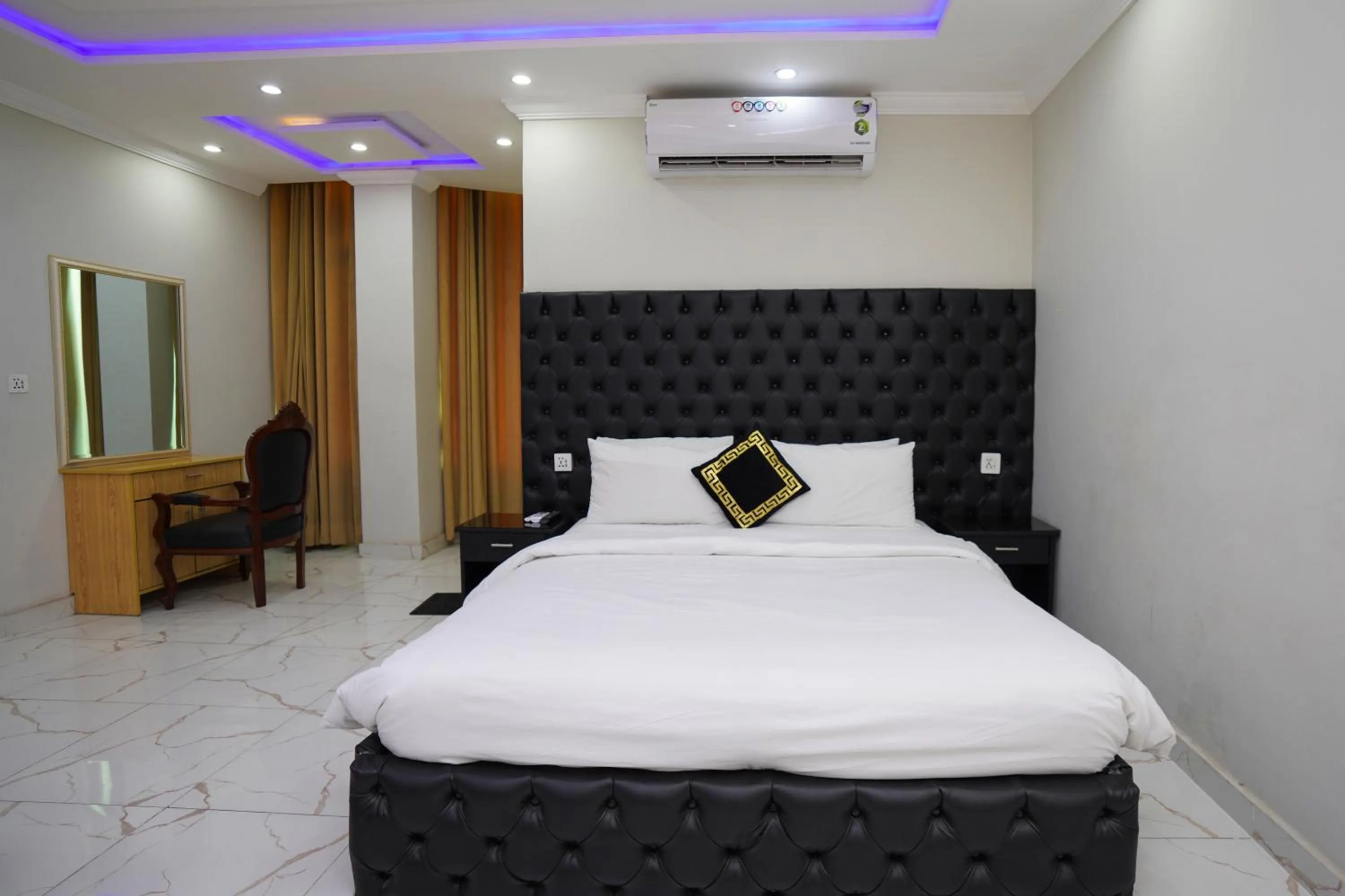 Bedroom, Bed in Hotel Orange One