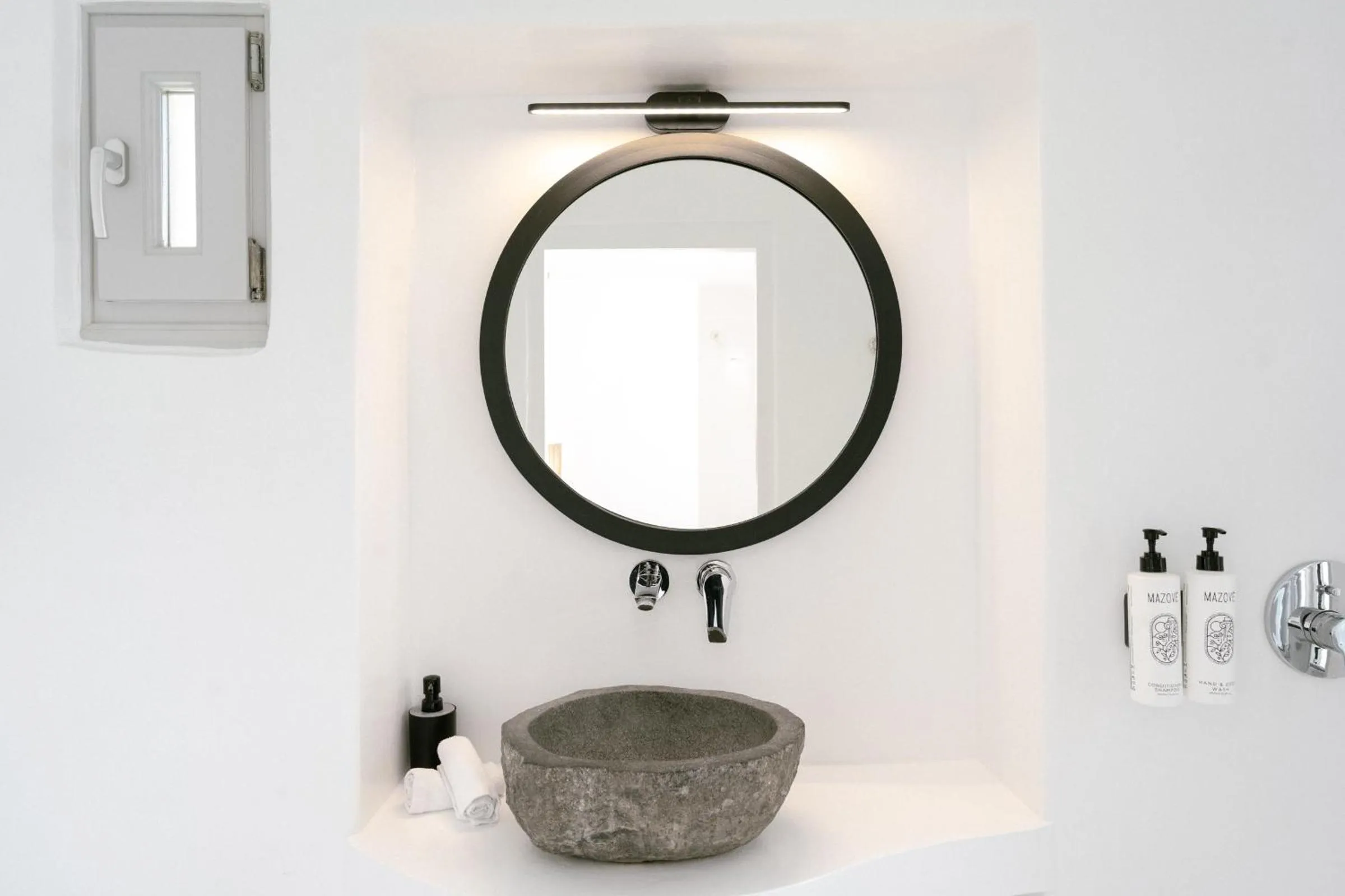 Bathroom in Nano Oia Canaves