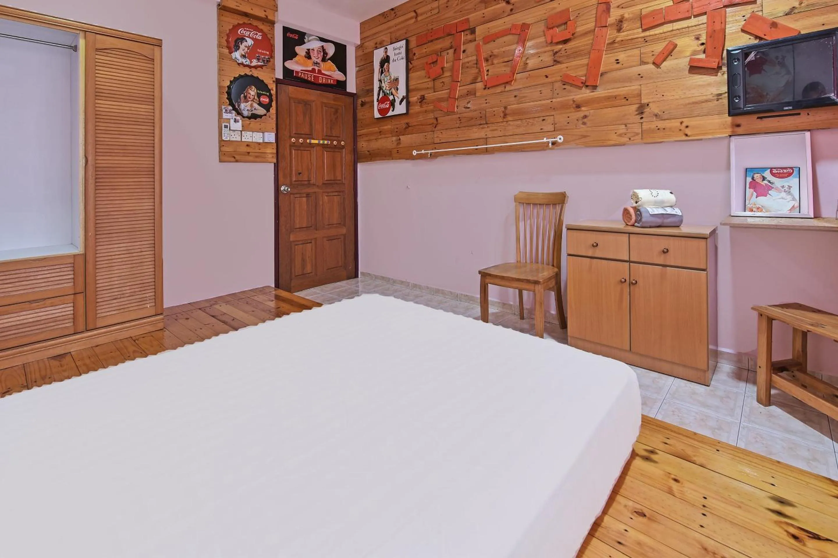 Bedroom, Bed in Hotel O Coke Guest House