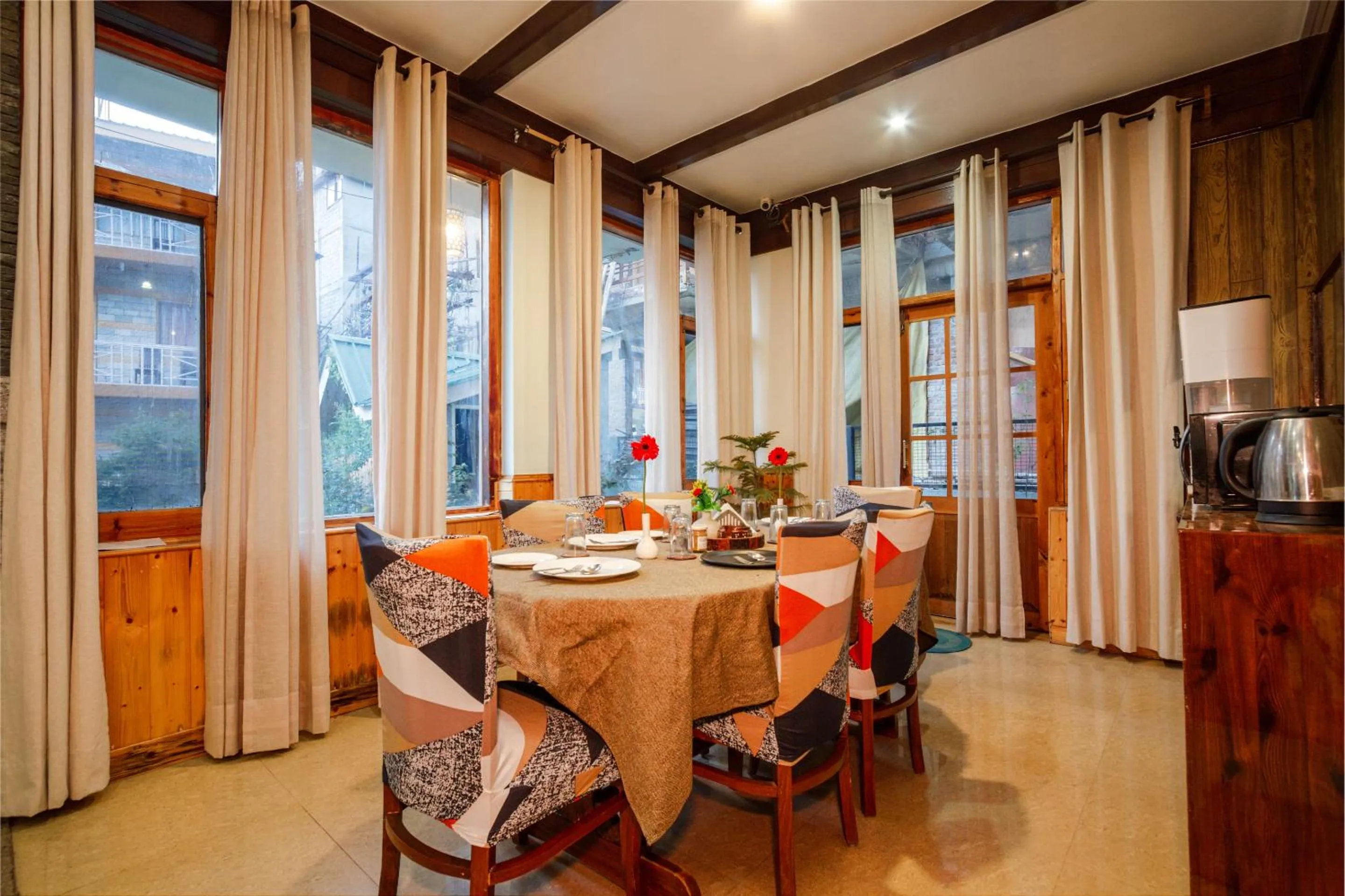 Dining area in Tripli Hotels Conifer Wood Cottage
