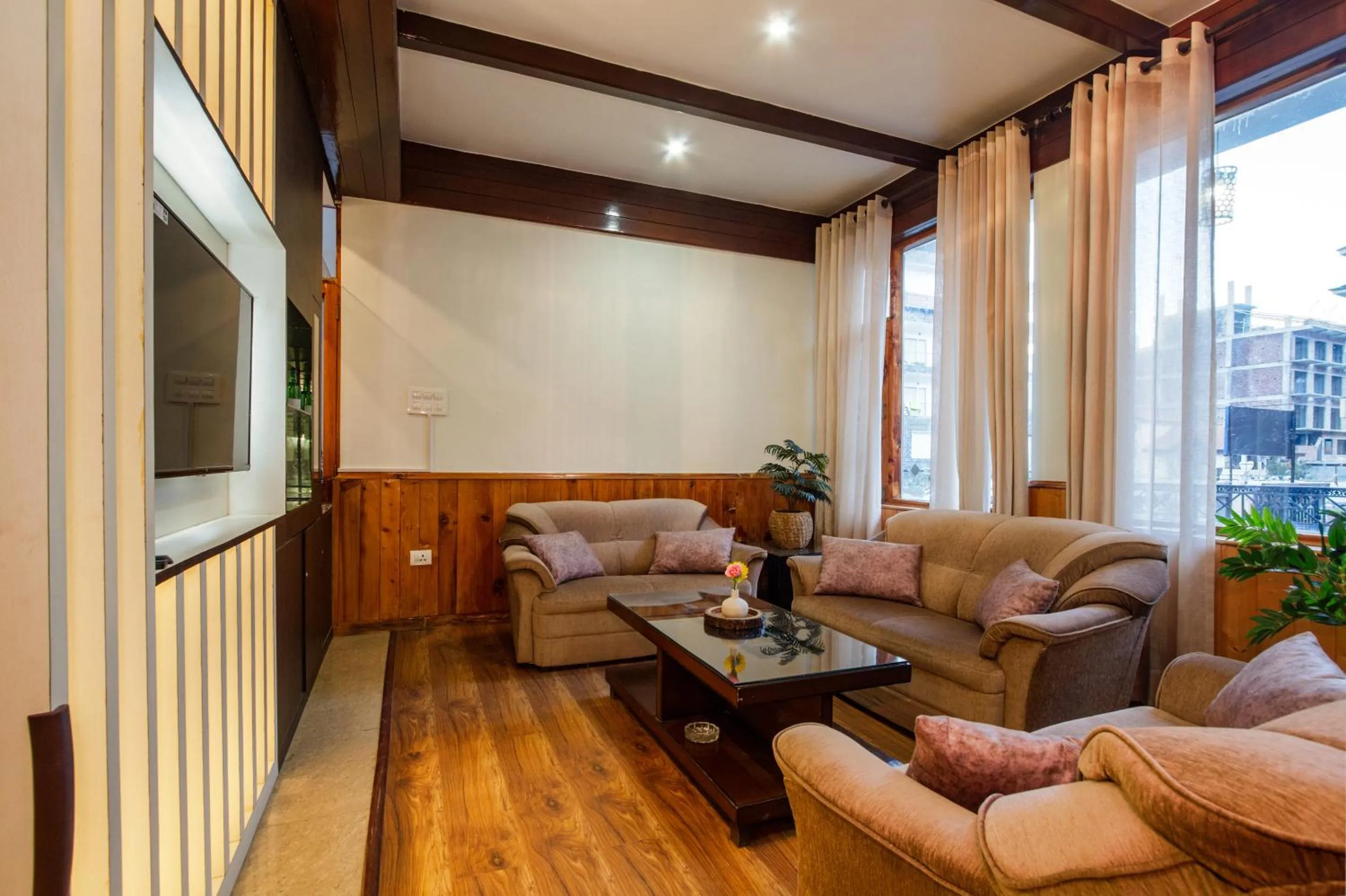 Communal lounge/ TV room in Tripli Hotels Conifer Wood Cottage
