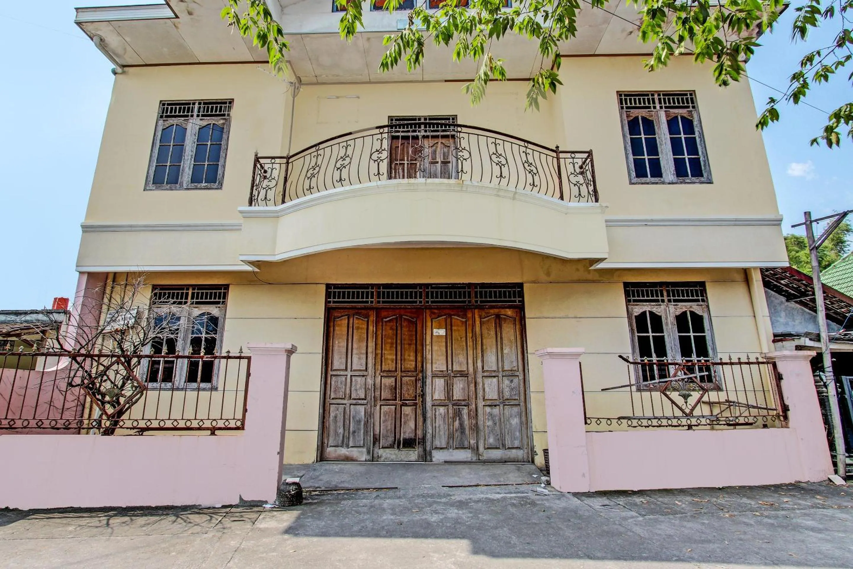 Facade/entrance in Hotel O Puri Kasih Guest House Syariah