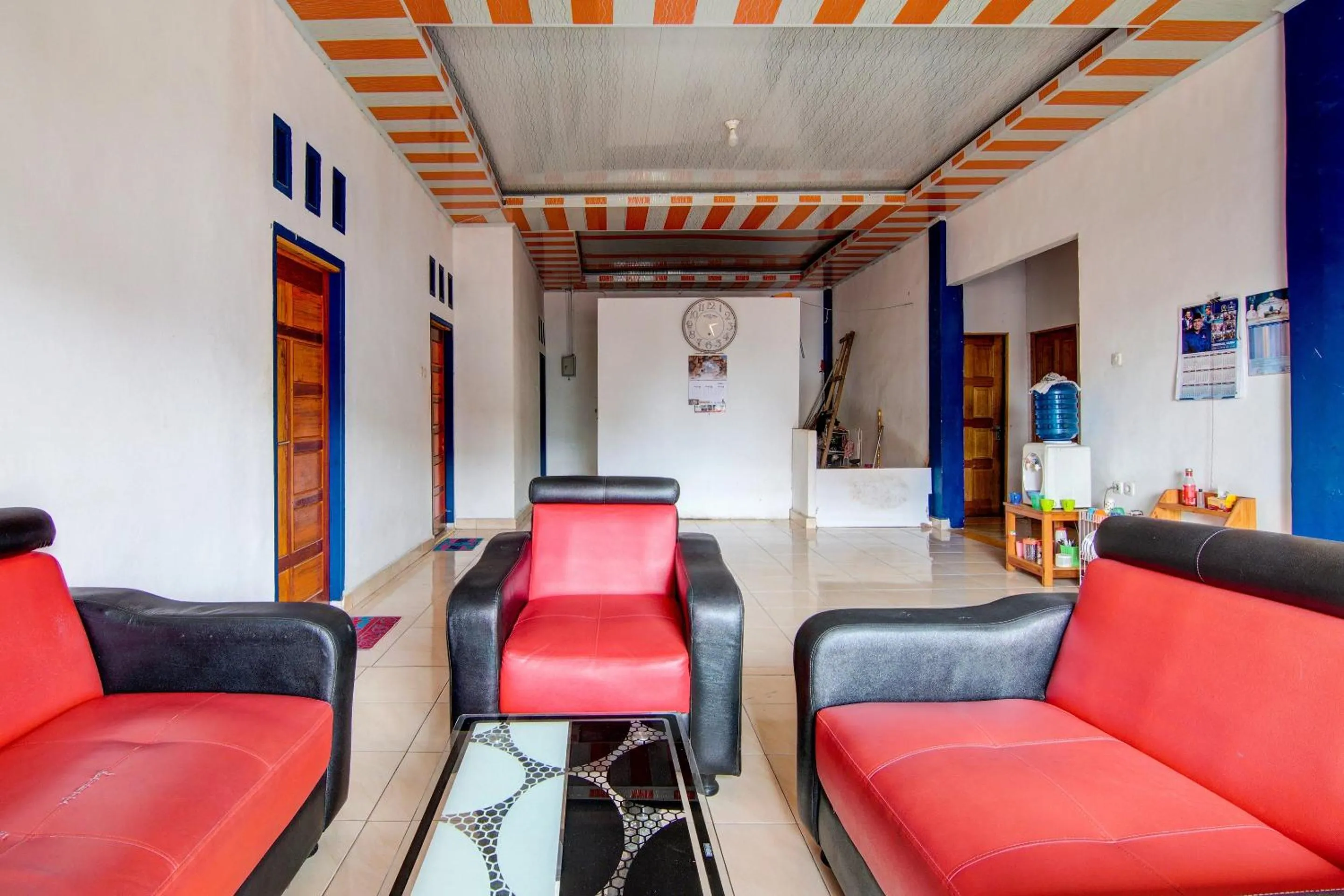 Lobby or reception in Hotel O Hadhilfa Homestay Syariah Near Nowwa Cafe