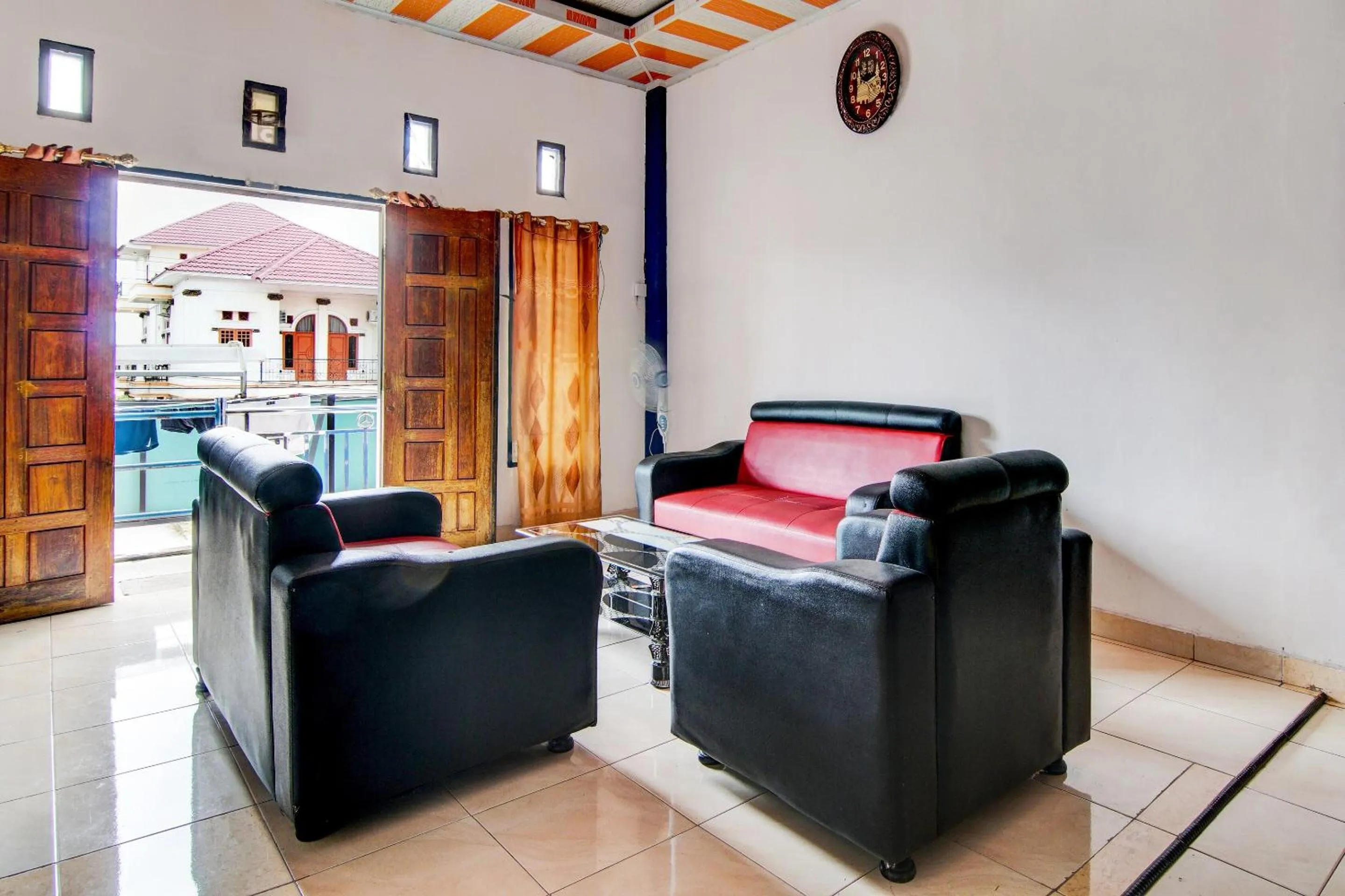 Lobby or reception in Hotel O Hadhilfa Homestay Syariah Near Nowwa Cafe