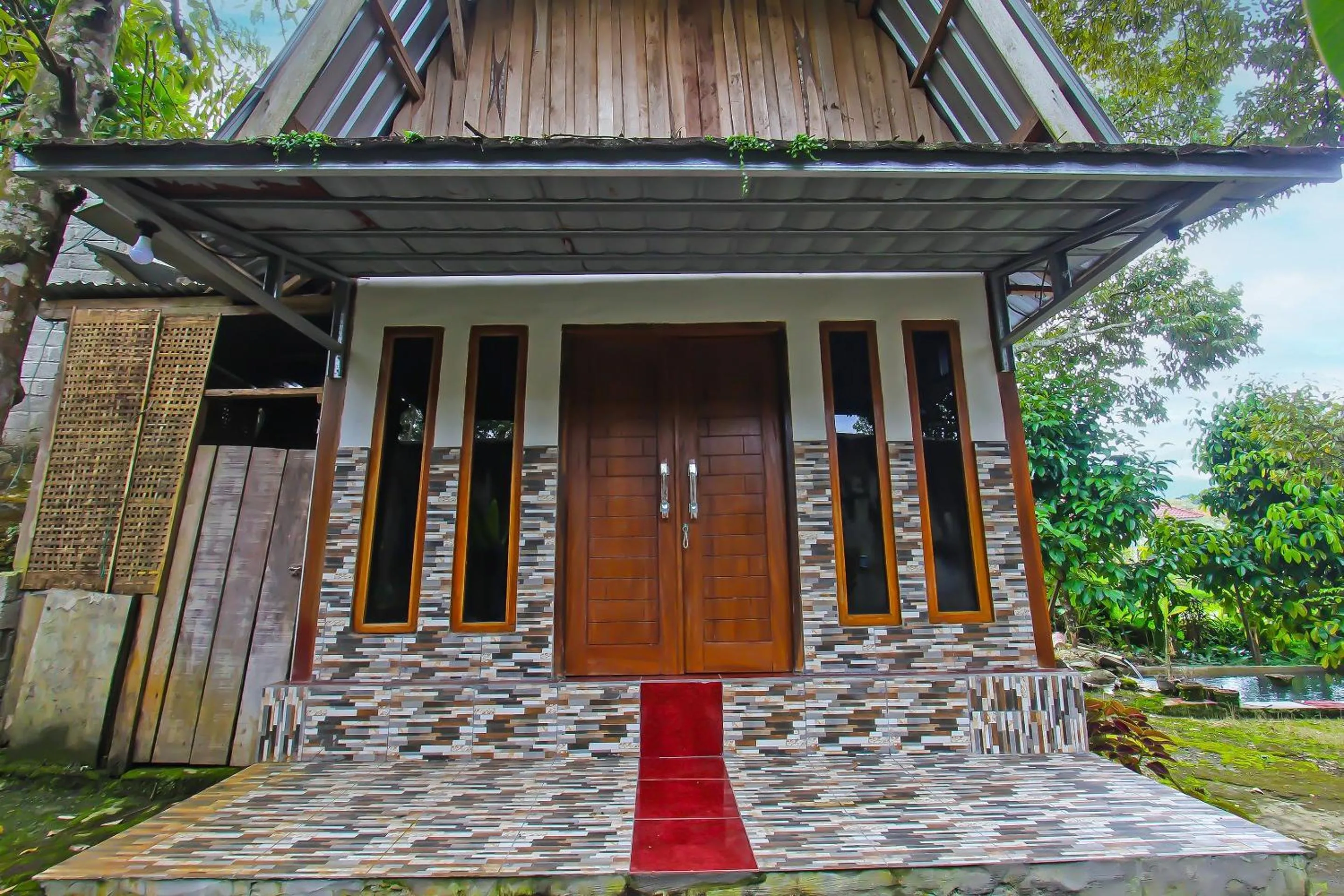 Facade/entrance in Hotel O Awenk Homestay Near SD Gunung Wakul