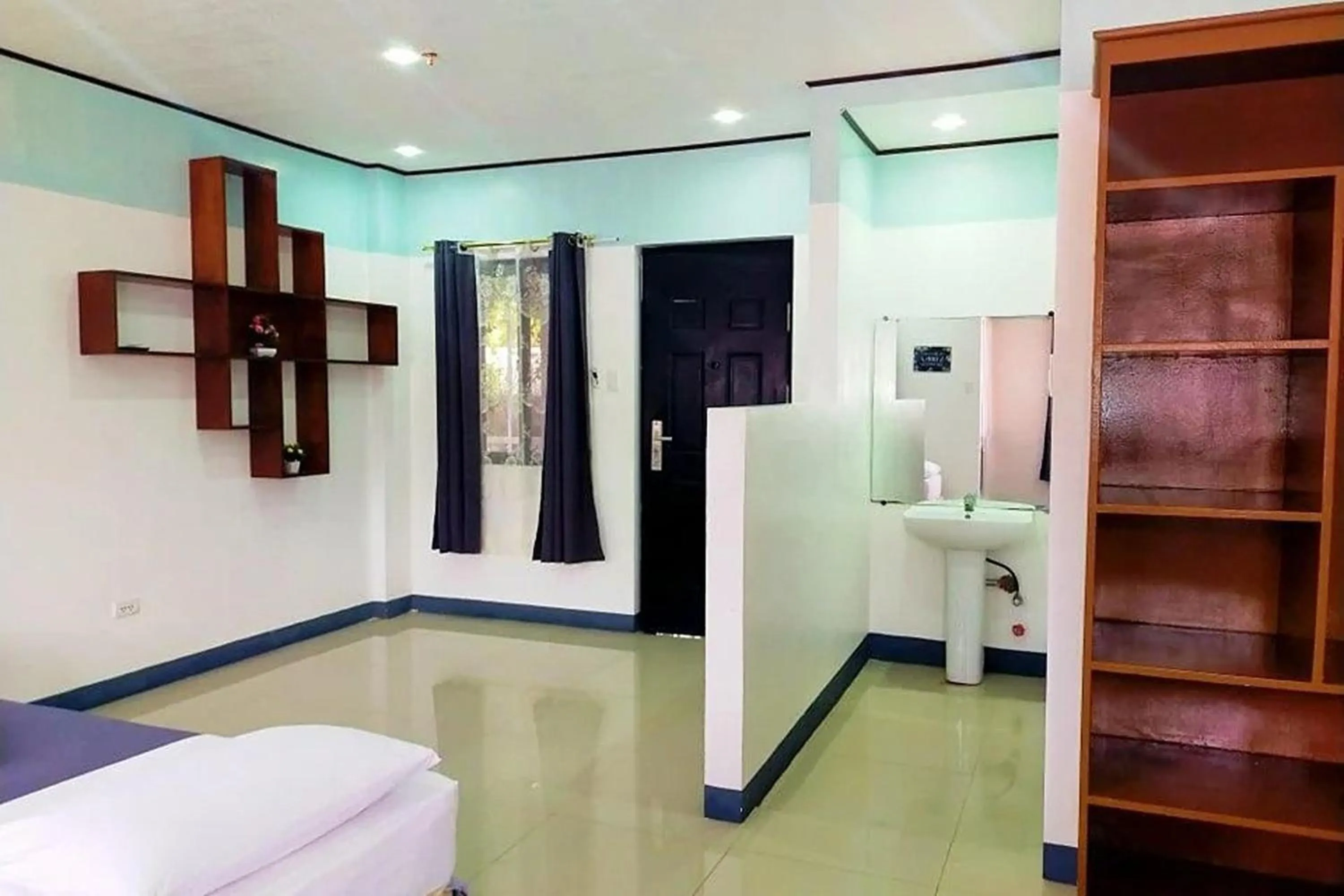 Toilet in EC Hotel near Laoag Airport