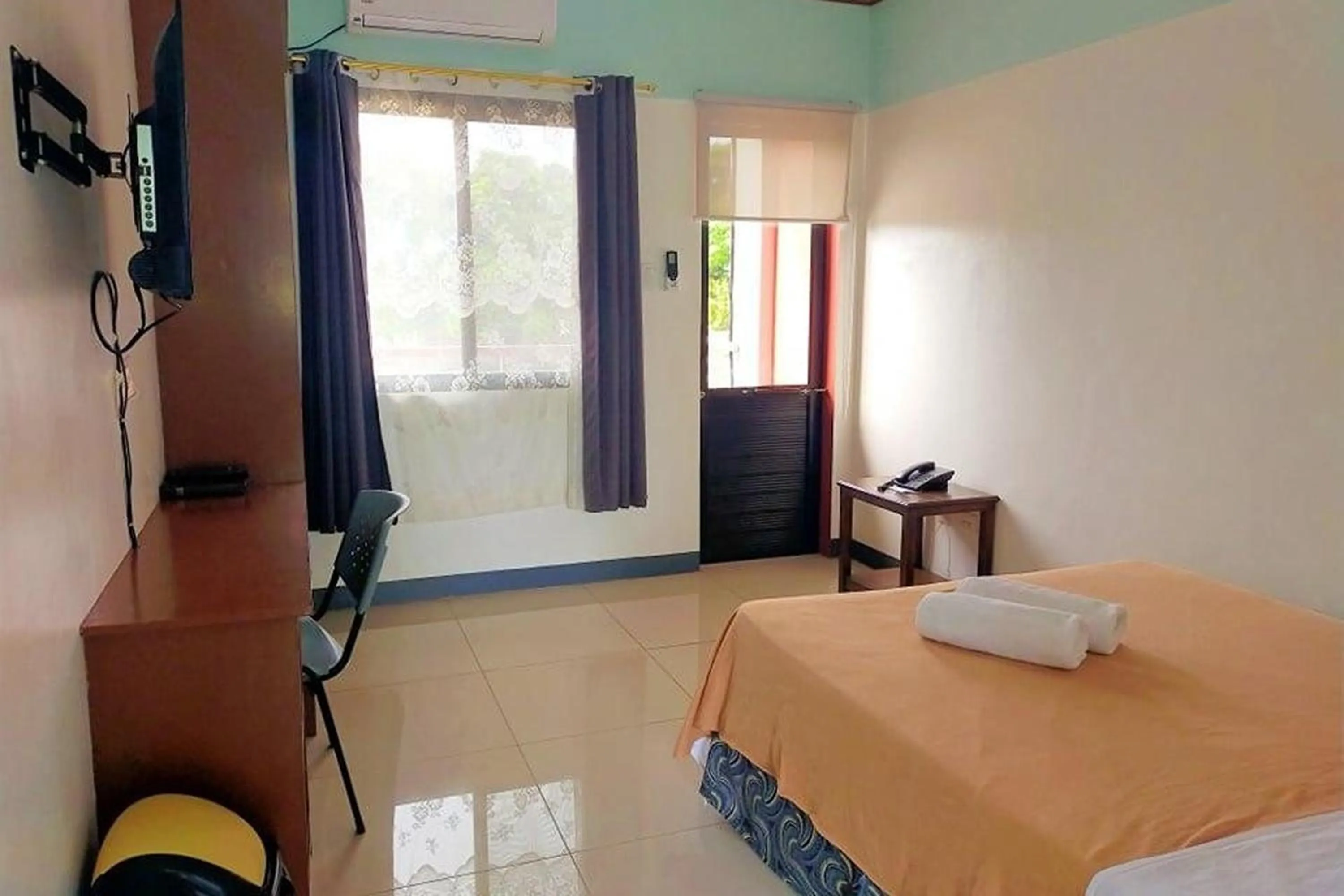 Bed in EC Hotel near Laoag Airport